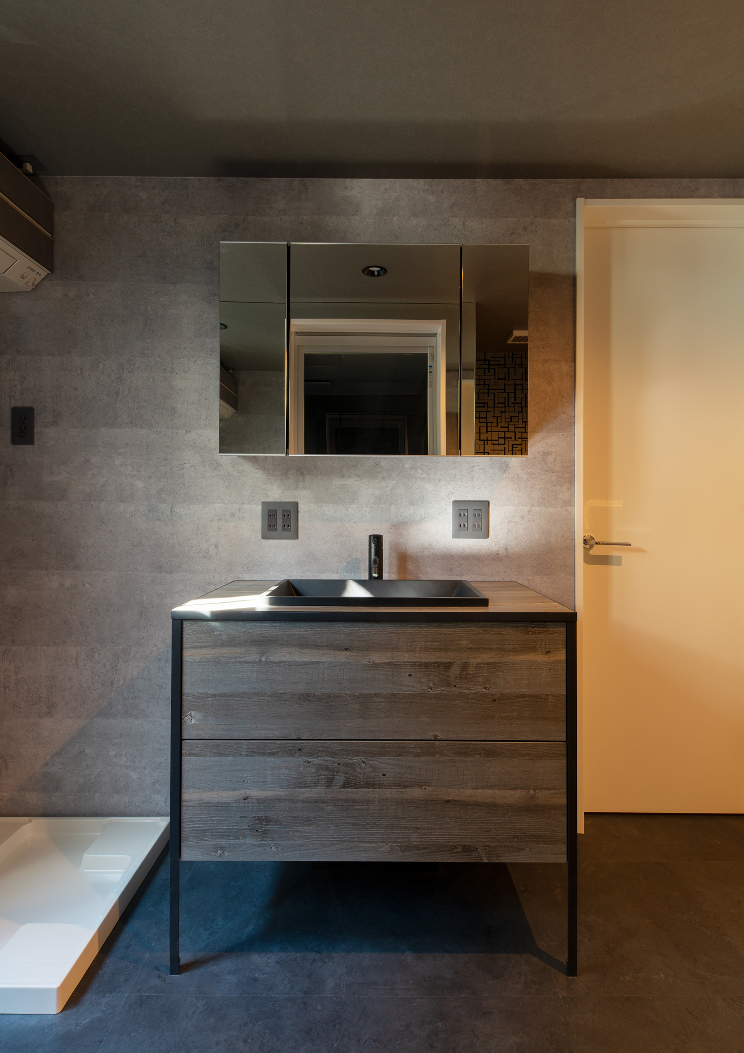 グレーの木材を使用した洗面台に黒い洗面ボウルがある様子・デザイン住宅 注文住宅・デザイン住宅建築実例_『CASE617 Casa di Nero』_浴室・洗面所