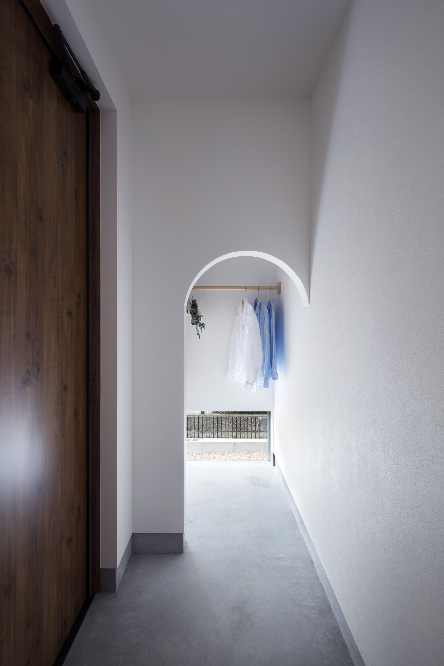 モルタルの玄関をアーチ壁で仕切って作った収納スペース・デザイン住宅 注文住宅・デザイン住宅建築実例_『CASE619 Hoccori』_玄関