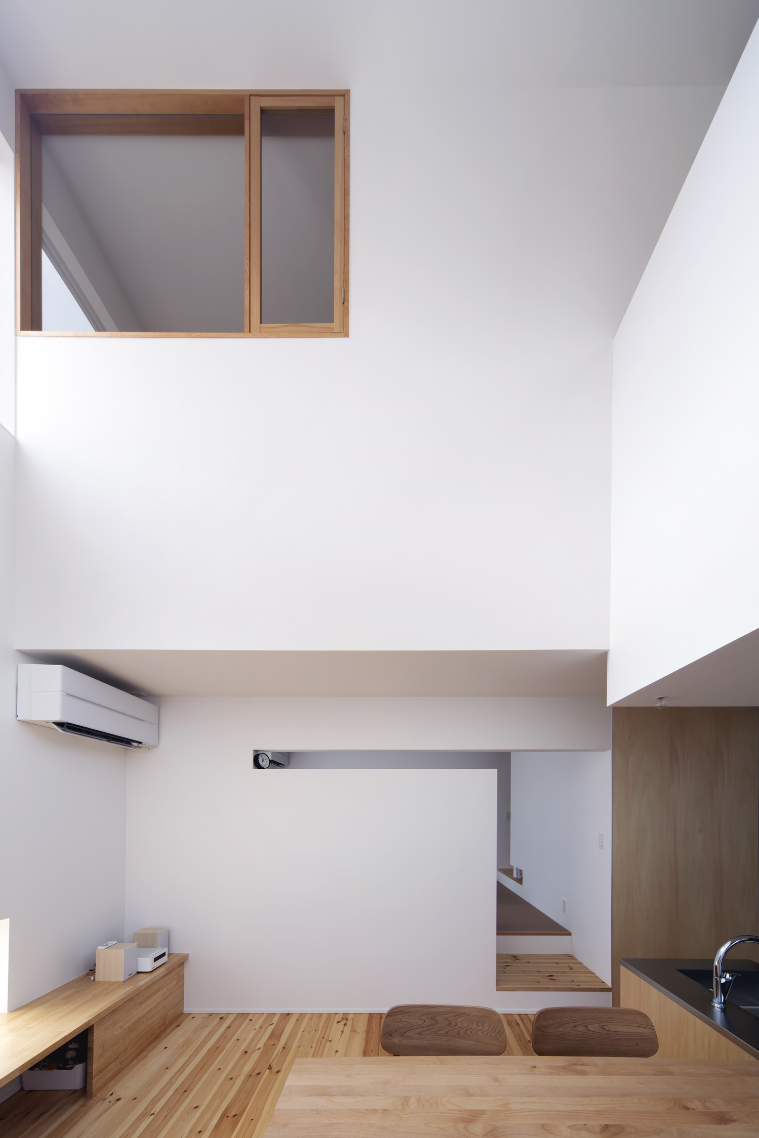 吹き抜けに面した木枠の室内窓があるLDK・デザイン住宅 注文住宅・デザイン住宅建築実例_『CASE619 Hoccori』_LDK