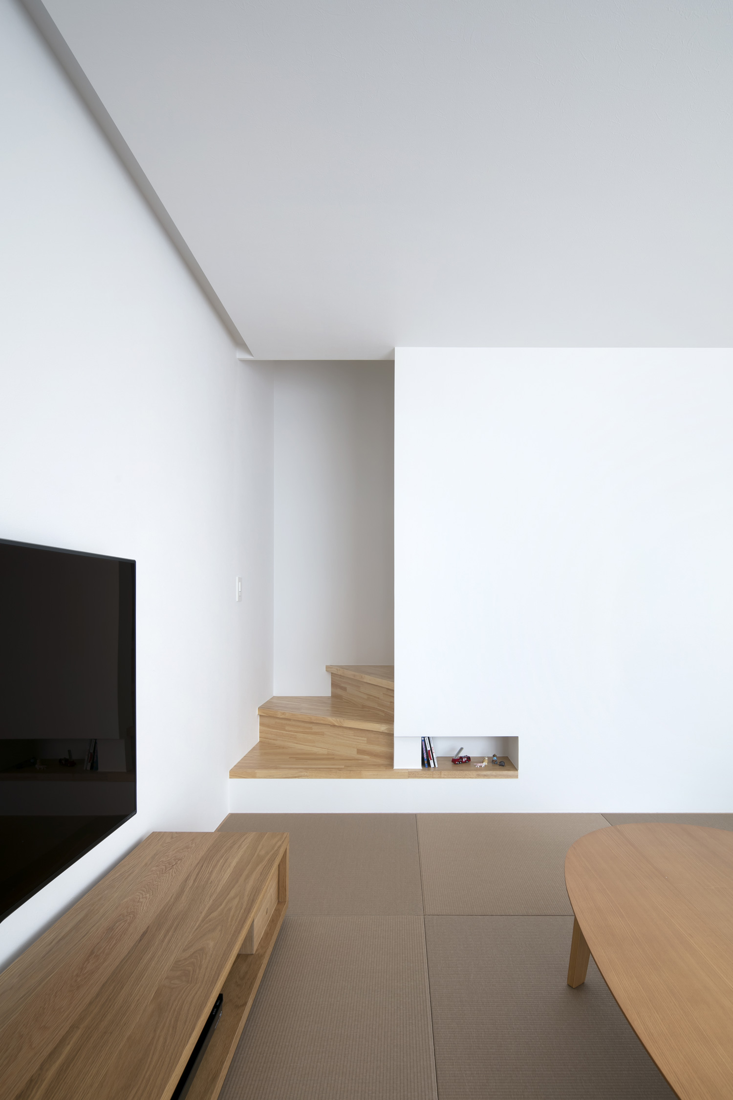 琉球畳のリビングから階段へと繋がる様子・デザイン住宅 注文住宅・デザイン住宅建築実例_『CASE619 Hoccori』_LDK