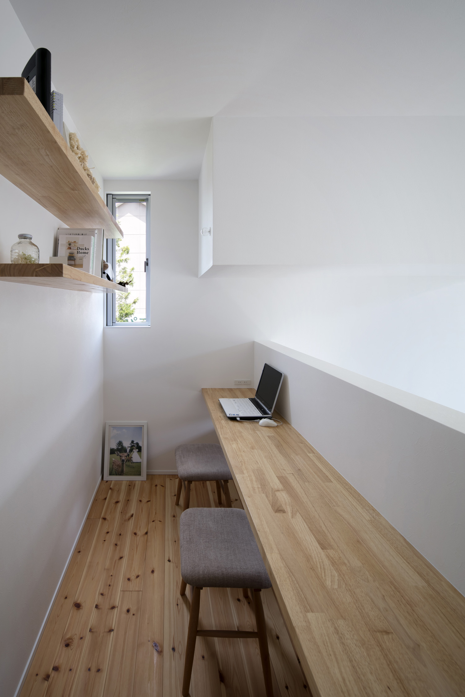 吹き抜けに面した、木製の壁付けデスクのワークスペース・デザイン住宅 注文住宅・デザイン住宅建築実例_『CASE619 Hoccori』_書斎