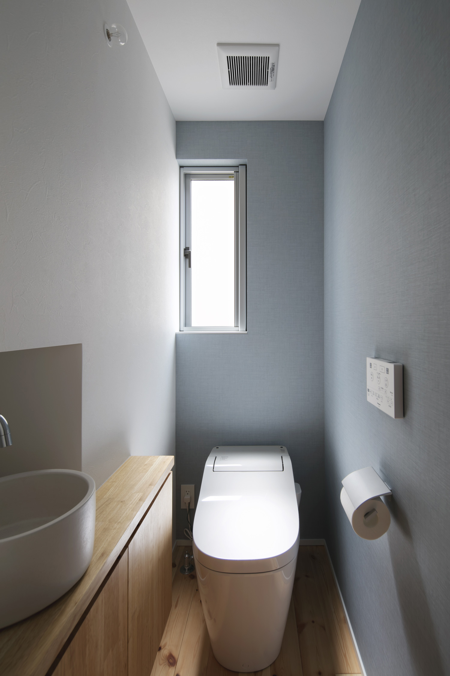 スリット窓がある、手洗いカウンター付きのトイレ・デザイン住宅 注文住宅・デザイン住宅建築実例_『CASE619 Hoccori』_トイレ