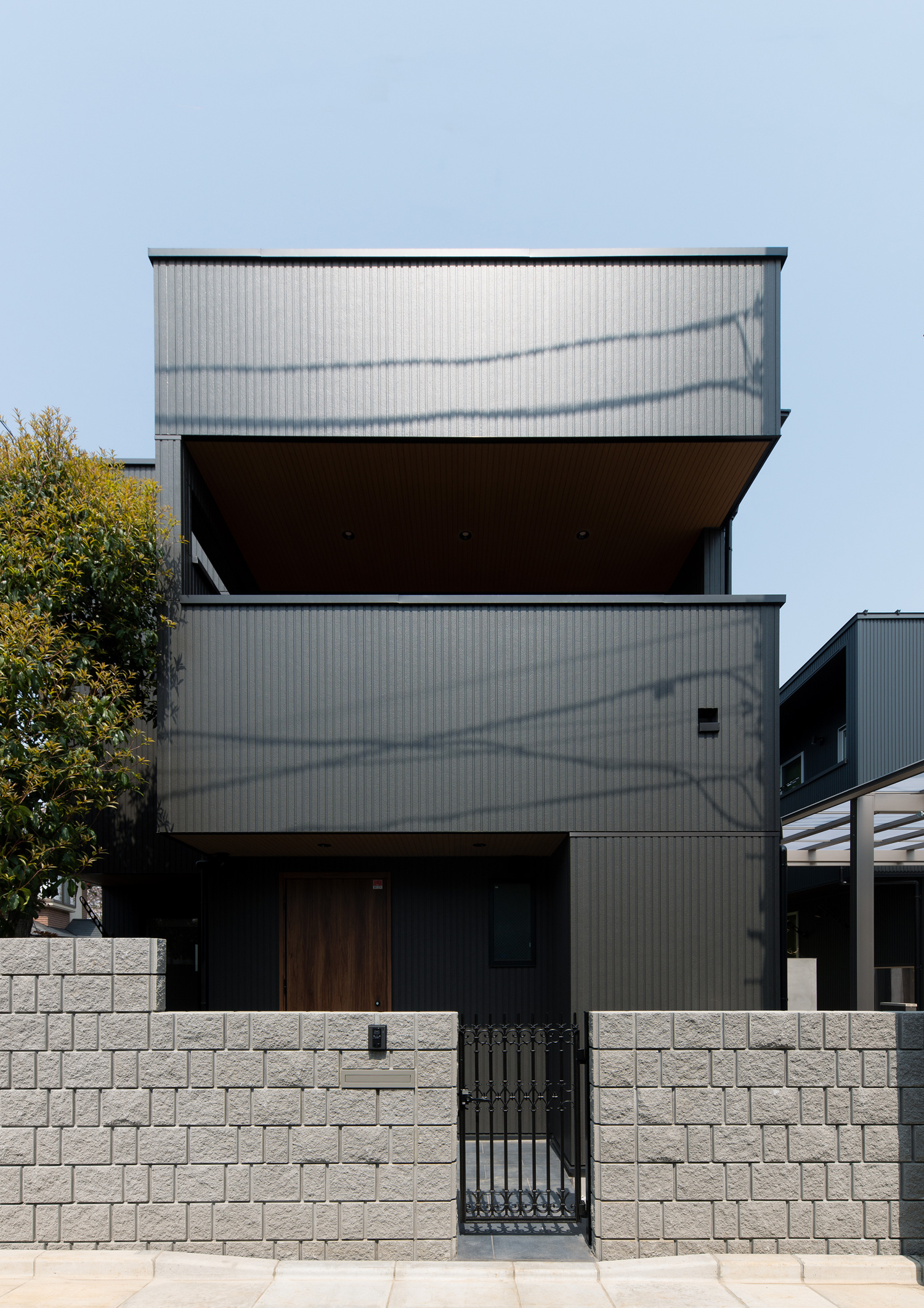 ベランダ部分が開いた、窓のない黒いキューブ状の住宅・デザイン住宅 注文住宅・デザイン住宅建築実例_『CASE620 継承する家』_外観