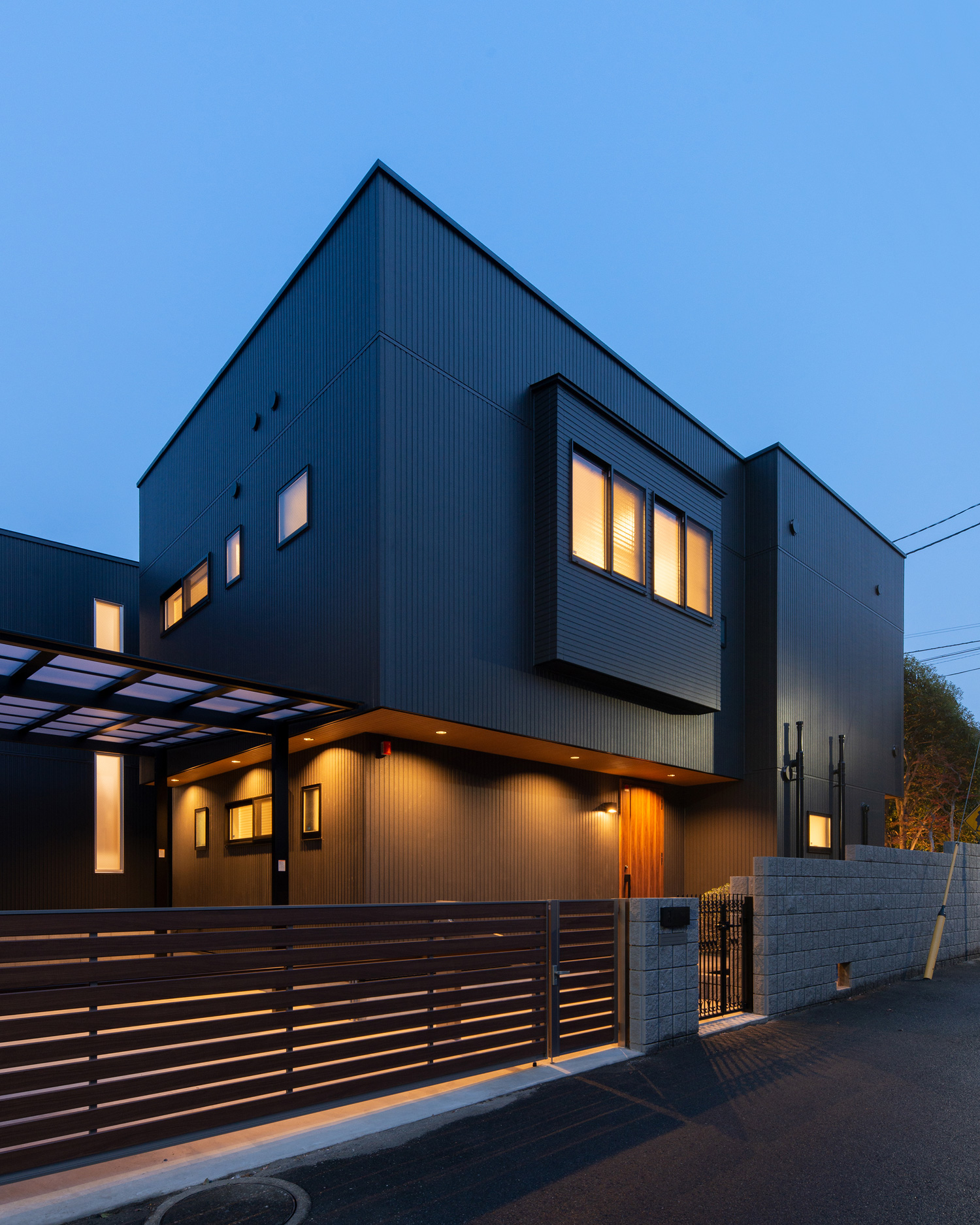 玄関の軒天井の照明に照らされるキューブ状の外観の住宅・デザイン住宅 注文住宅・デザイン住宅建築実例_『CASE620 継承する家』_外観