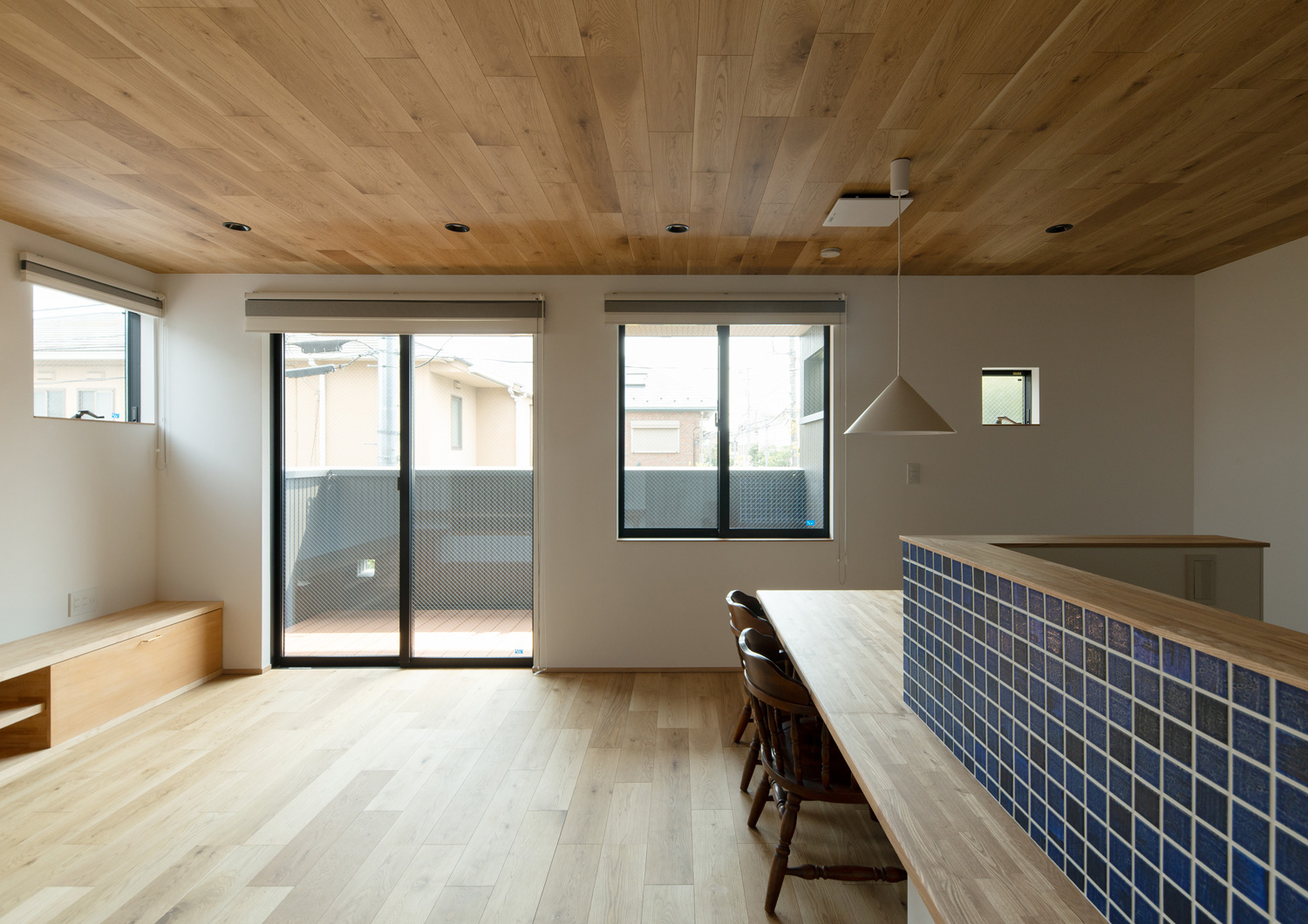 ベランダとフラットに繋がる木目の天井のLDK・デザイン住宅 注文住宅・デザイン住宅建築実例_『CASE620 継承する家』_LDK