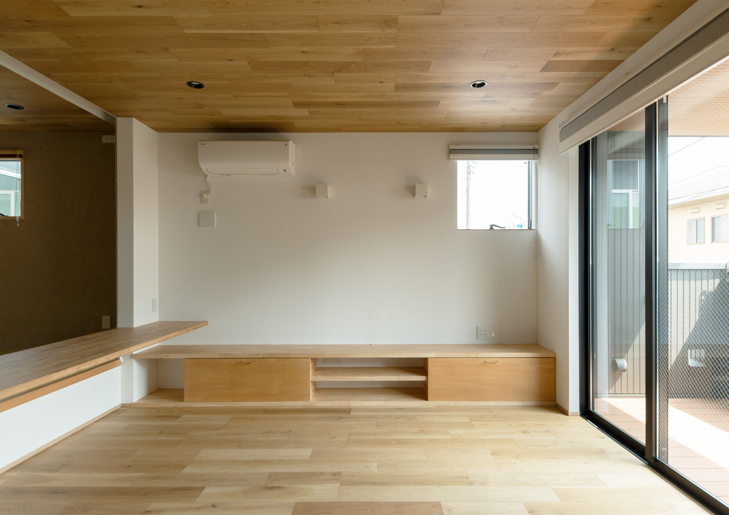 壁付きの木製のベンチがある木目の天井のLDK・デザイン住宅 注文住宅・デザイン住宅建築実例_『CASE620 継承する家』_LDK