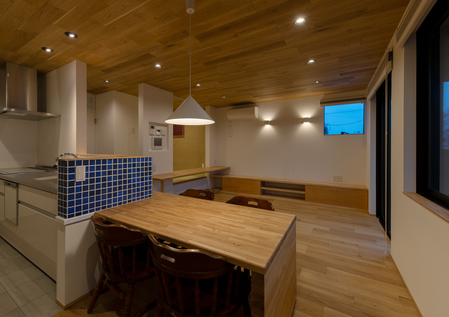 壁付きの間接照明やペンダントライトに照らされるLDK・デザイン住宅 注文住宅・デザイン住宅建築実例_『CASE620 継承する家』_LDK