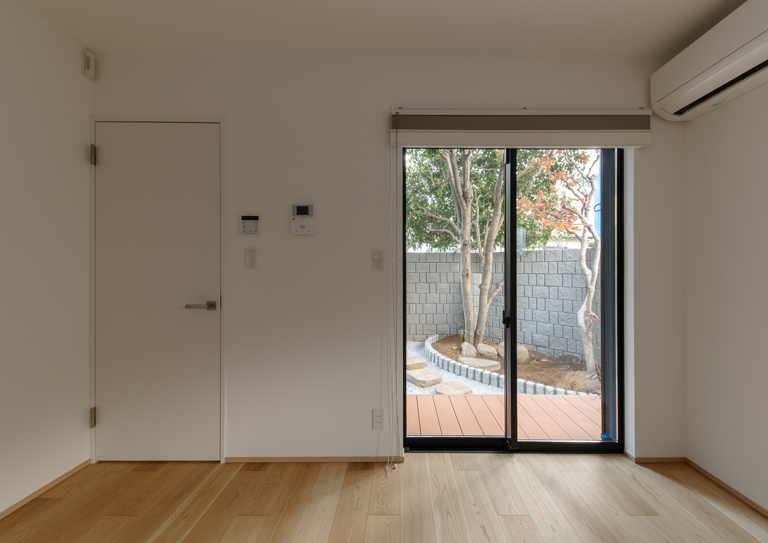 ウッドデッキのテラスとフラットに繋がるフローリングの個室・デザイン住宅 注文住宅・デザイン住宅建築実例_『CASE620 継承する家』_LDK