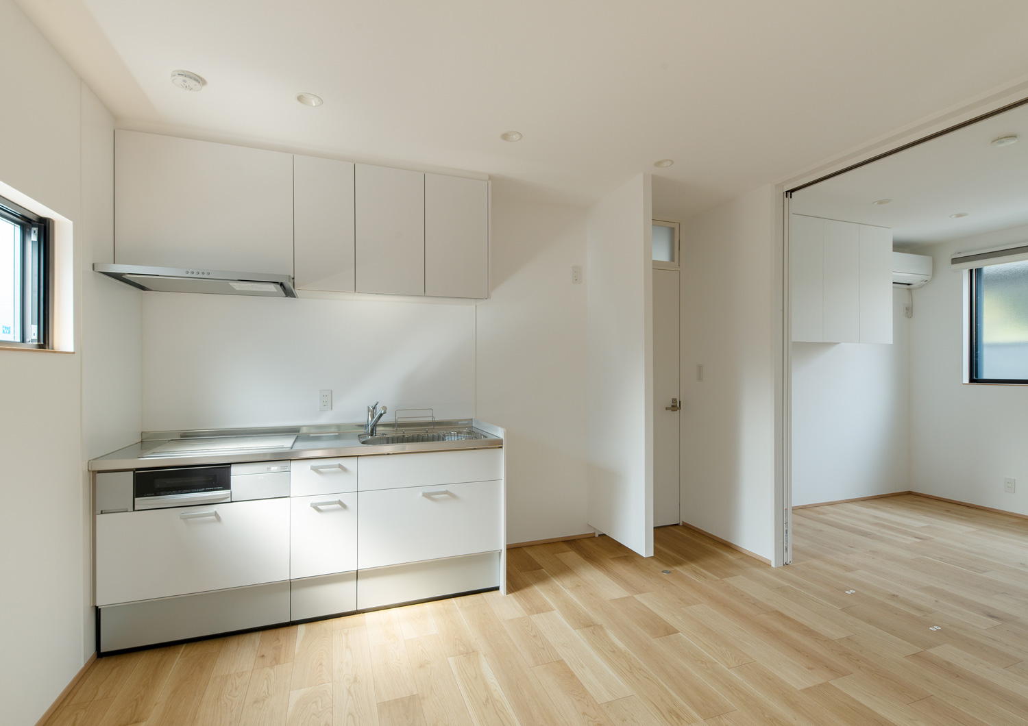 白い壁付けキッチンのあるフローリングのLDK・デザイン住宅 注文住宅・デザイン住宅建築実例_『CASE620 継承する家』_LDK