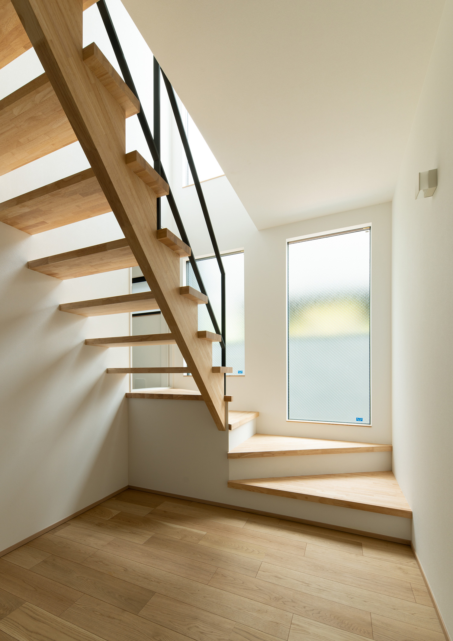 曇りガラスの窓の前にある木製のスケルトン階段・デザイン住宅 注文住宅・デザイン住宅建築実例_『CASE620 継承する家』_階段