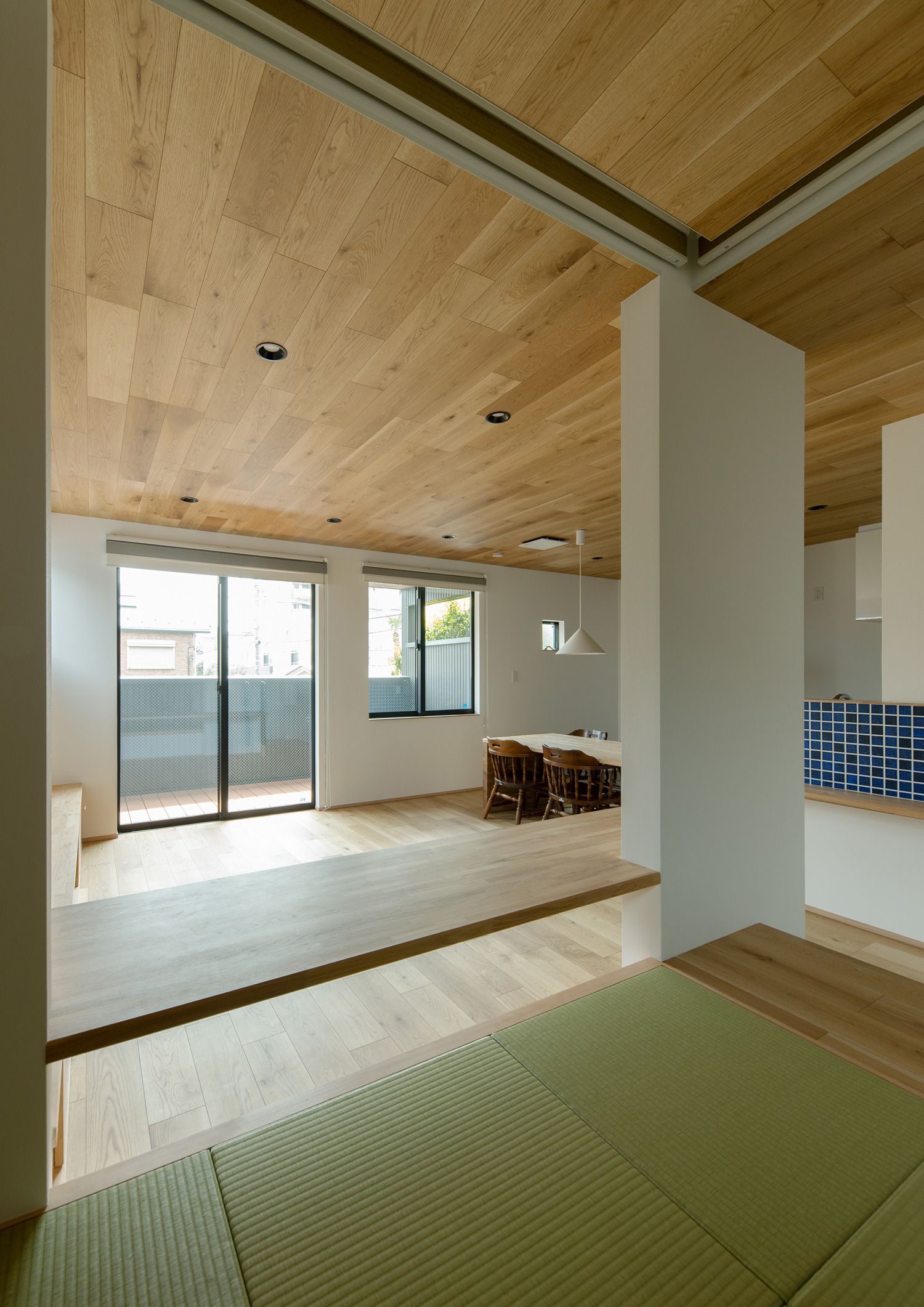 カウンター付きの和室からLDKを見渡した様子・デザイン住宅 注文住宅・デザイン住宅建築実例_『CASE620 継承する家』_和室