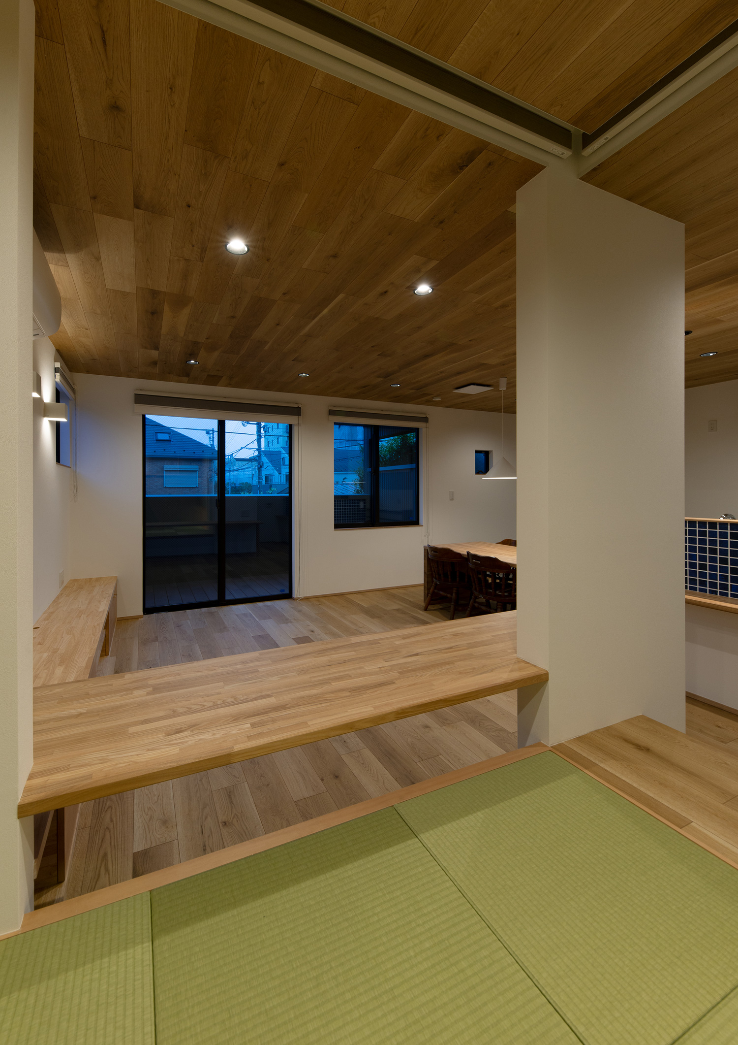 木目の天井にダウンライトが取り付けられたLDK・デザイン住宅 注文住宅・デザイン住宅建築実例_『CASE620 継承する家』_和室