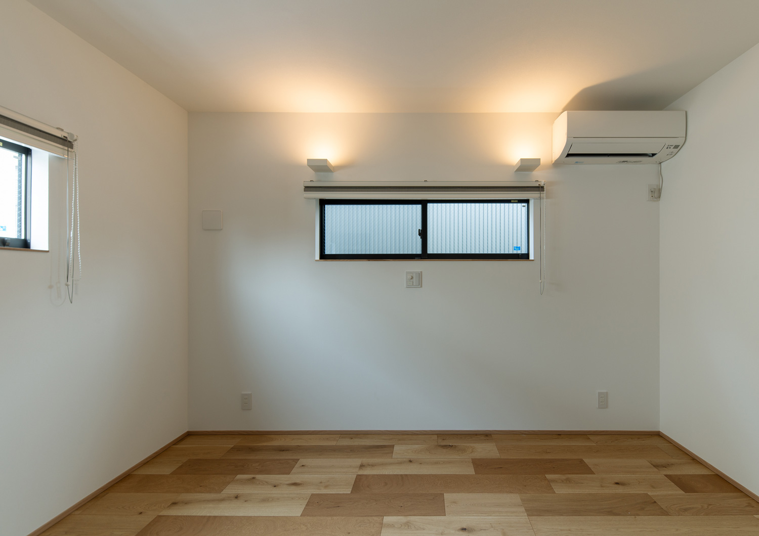 スリット窓を設け、壁に間接照明を取り付けた個室・デザイン住宅 注文住宅・デザイン住宅建築実例_『CASE620 継承する家』_寝室