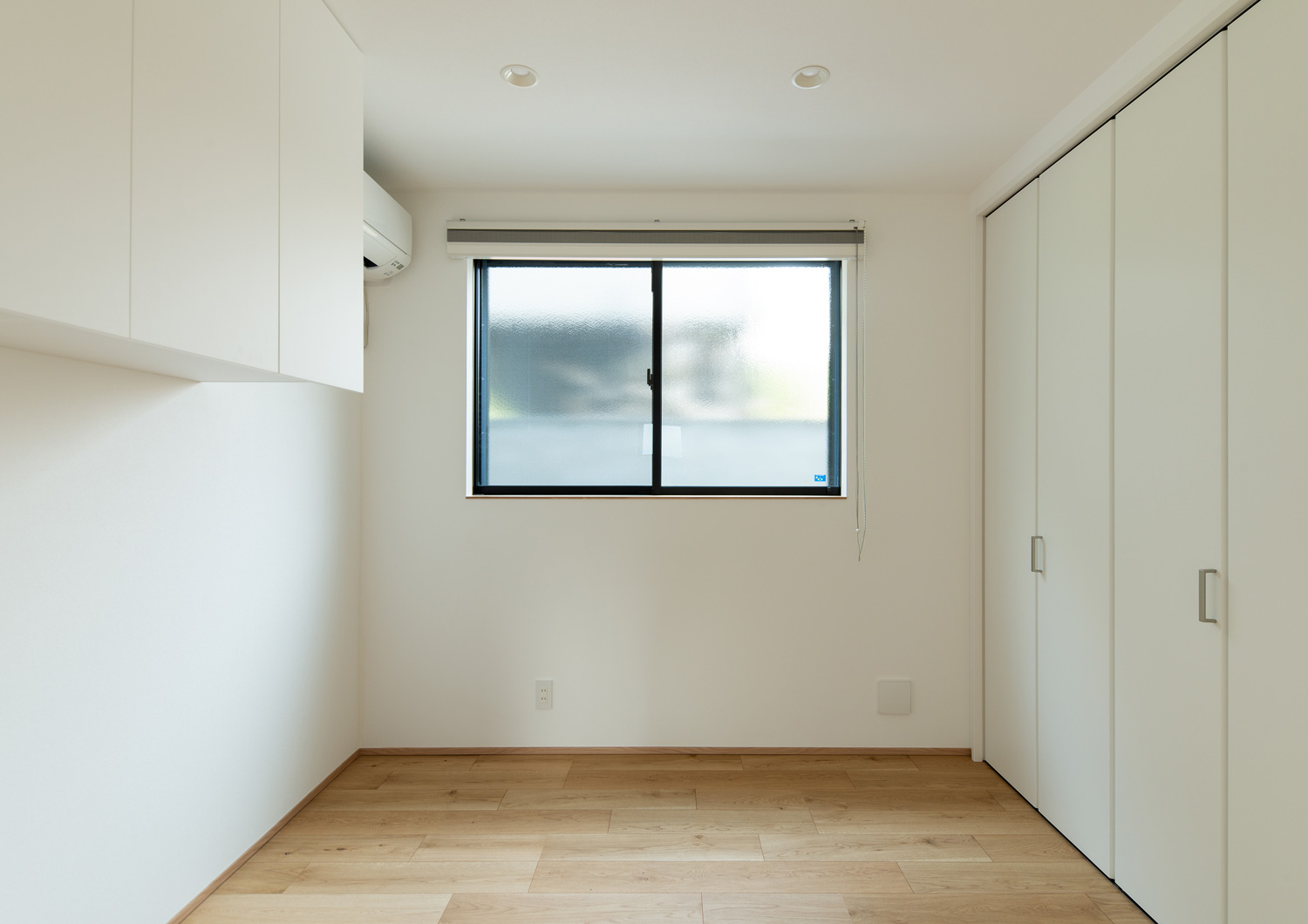 曇りガラスの窓を設けたクローゼット付きの部屋・デザイン住宅 注文住宅・デザイン住宅建築実例_『CASE620 継承する家』_寝室