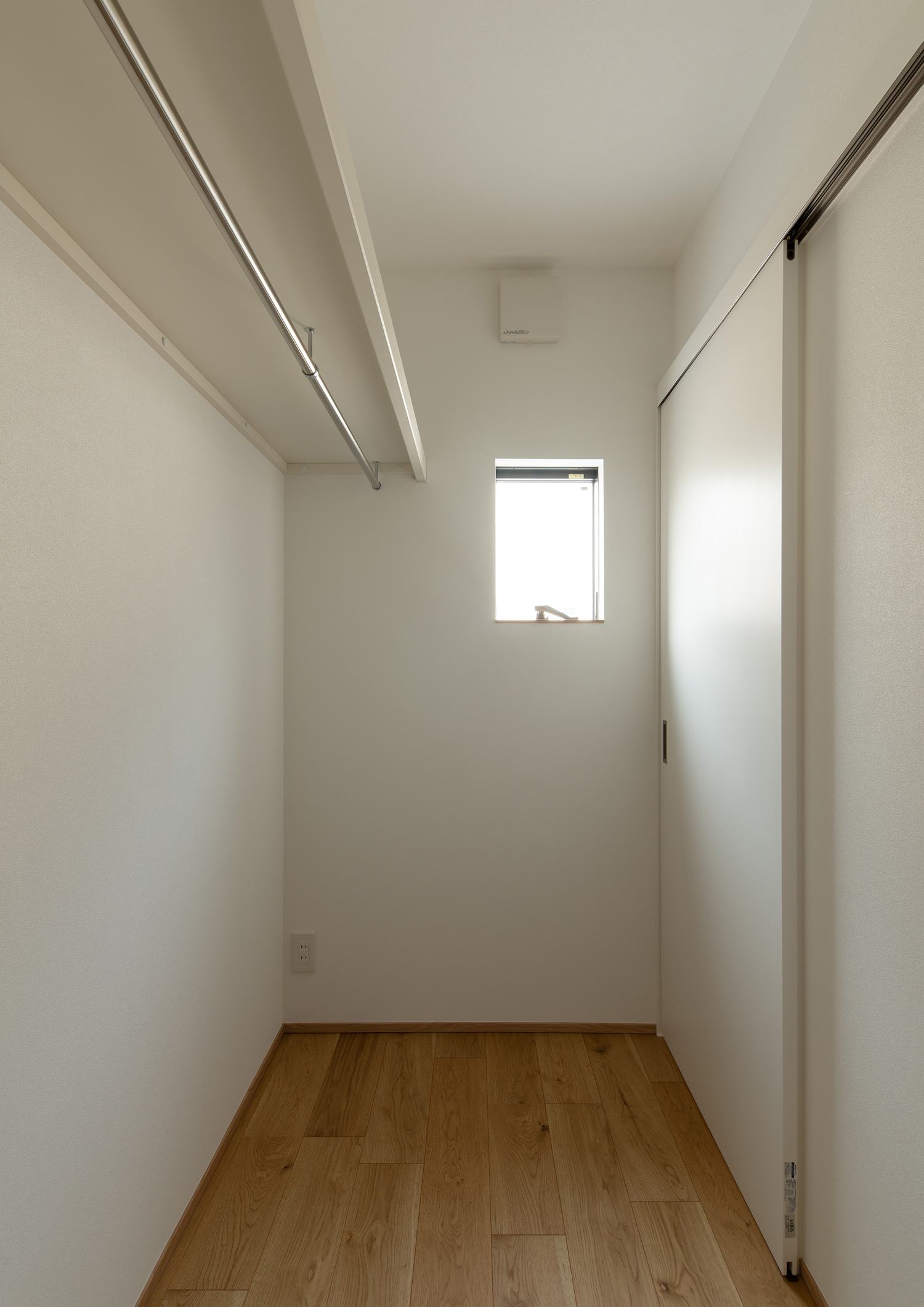 小さな窓が設けられたウォークインクローゼット・デザイン住宅 注文住宅・デザイン住宅建築実例_『CASE620 継承する家』_寝室