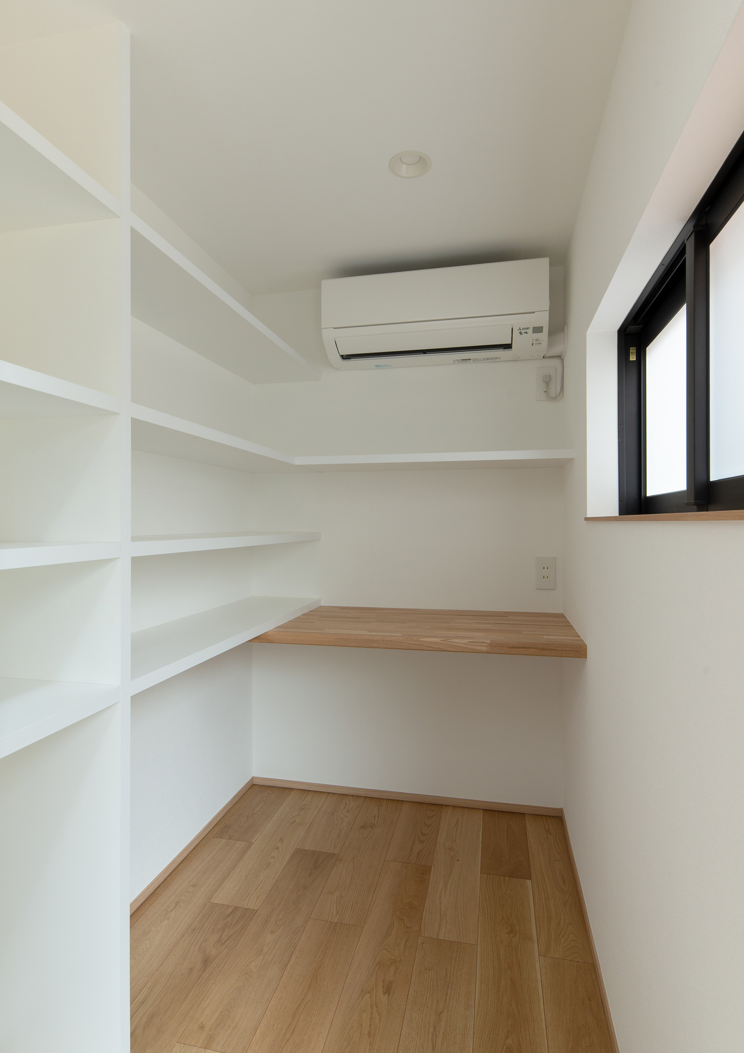 壁面収納も出来るようになった壁付けデスクのある書斎・デザイン住宅 注文住宅・デザイン住宅建築実例_『CASE620 継承する家』_書斎