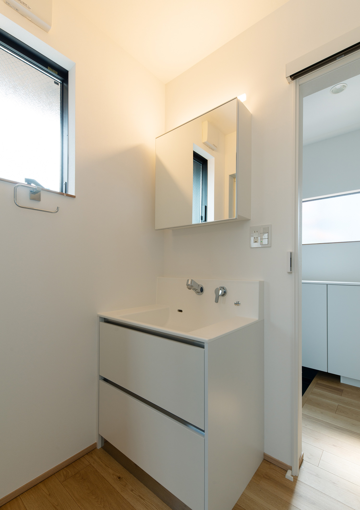 鏡の裏に間接照明を取りつけた洗面所・デザイン住宅 注文住宅・デザイン住宅建築実例_『CASE620 継承する家』_浴室・洗面所