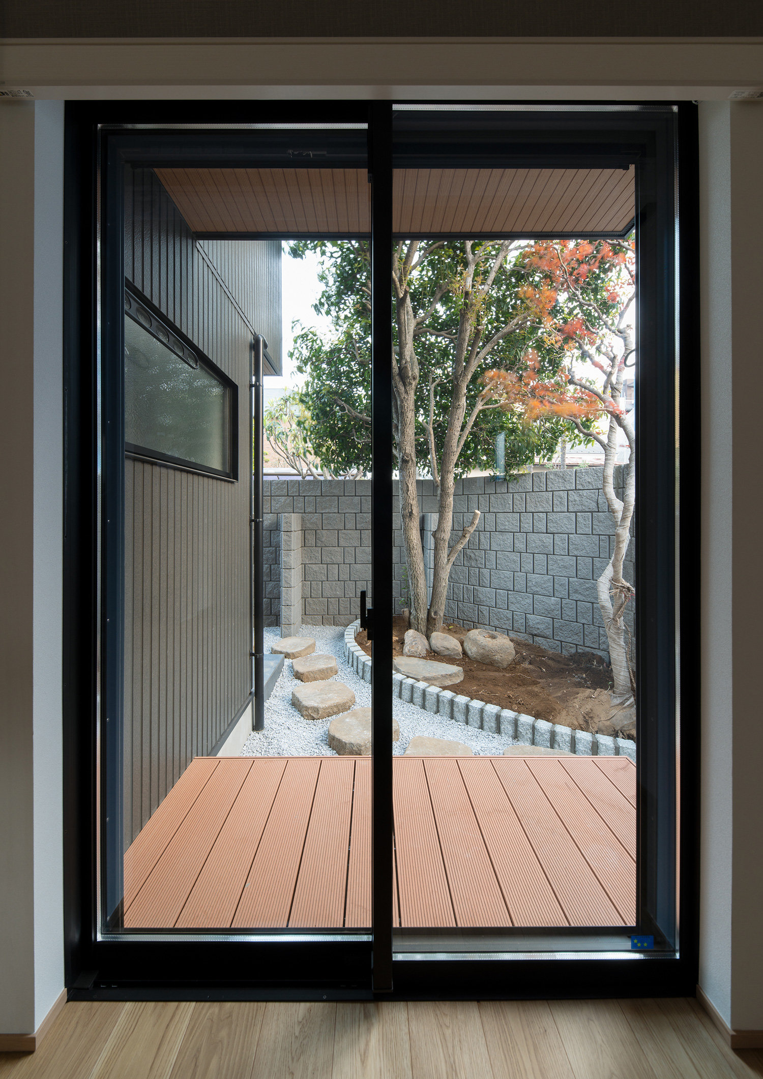 植栽や飛び石のある庭が見える縁側に、フラットに繋がる室内・デザイン住宅 注文住宅・デザイン住宅建築実例_『CASE620 継承する家』_テラス・バルコニー