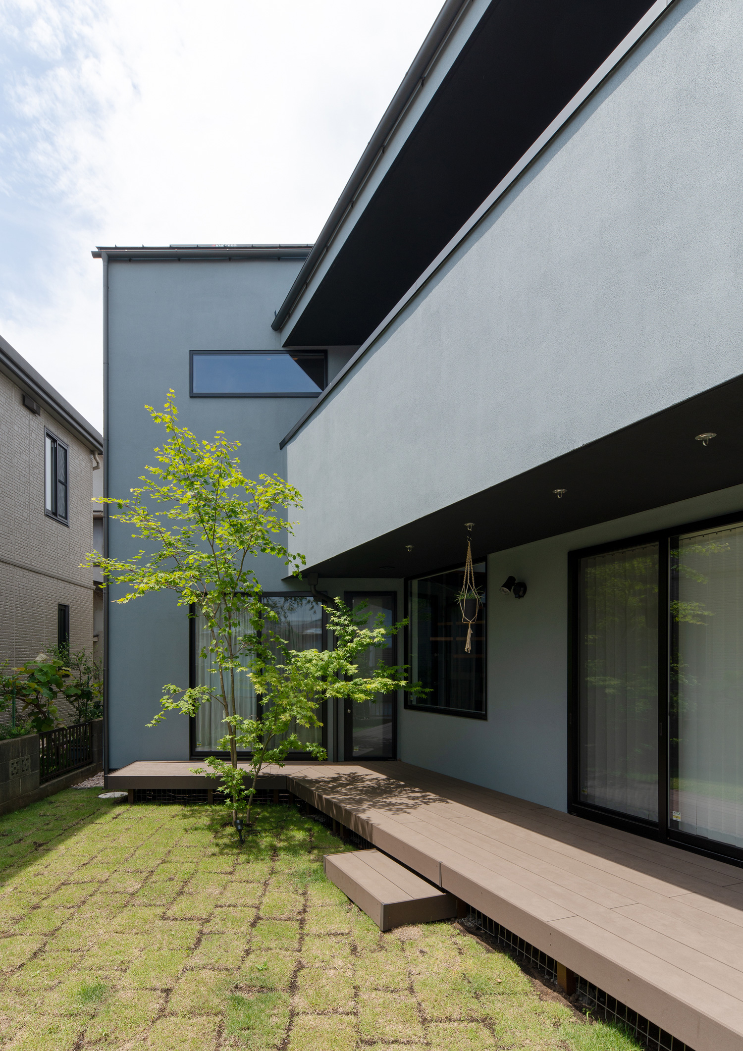 縁側付きの庭があるグレーの外壁の住宅・デザイン住宅 注文住宅・デザイン住宅建築実例_『CASE621 対角線上の家』_外観