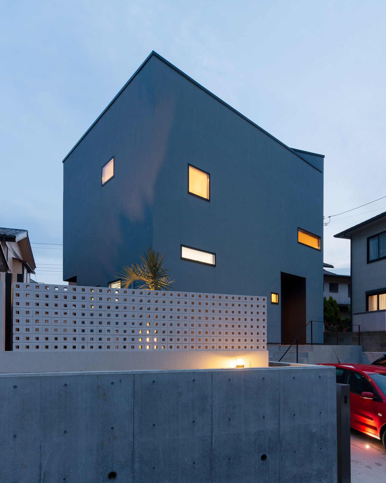 外構がライトアップされた、小さな窓が設けられた住宅・デザイン住宅 注文住宅・デザイン住宅建築実例_『CASE621 対角線上の家』_外観