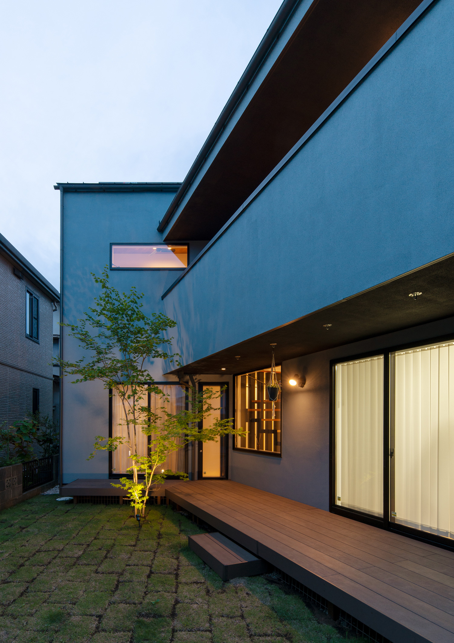 縁側がライトアップされたグレーの外壁の住宅・デザイン住宅 注文住宅・デザイン住宅建築実例_『CASE621 対角線上の家』_外観