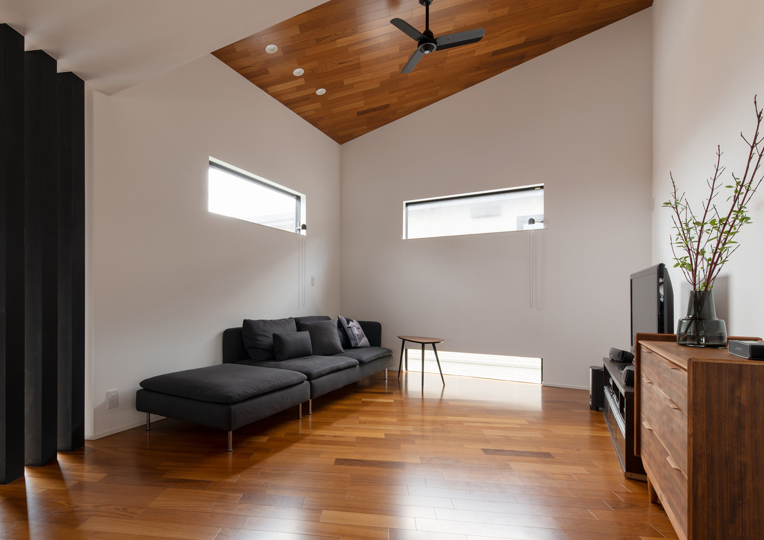 天井と床が木目で統一された高天井のLDK・デザイン住宅 注文住宅・デザイン住宅建築実例_『CASE621 対角線上の家』_LDK