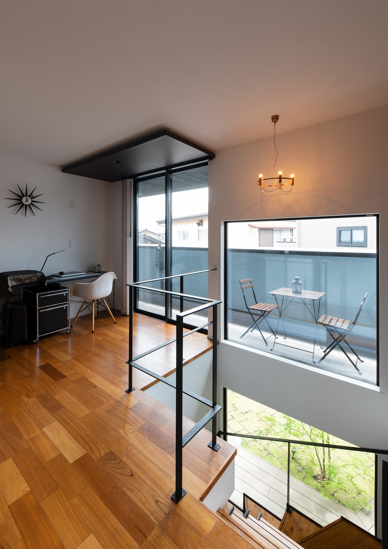 椅子と机が置かれたベランダがある、階段部分が吹き抜けになったLDK・デザイン住宅 注文住宅・デザイン住宅建築実例_『CASE621 対角線上の家』_LDK