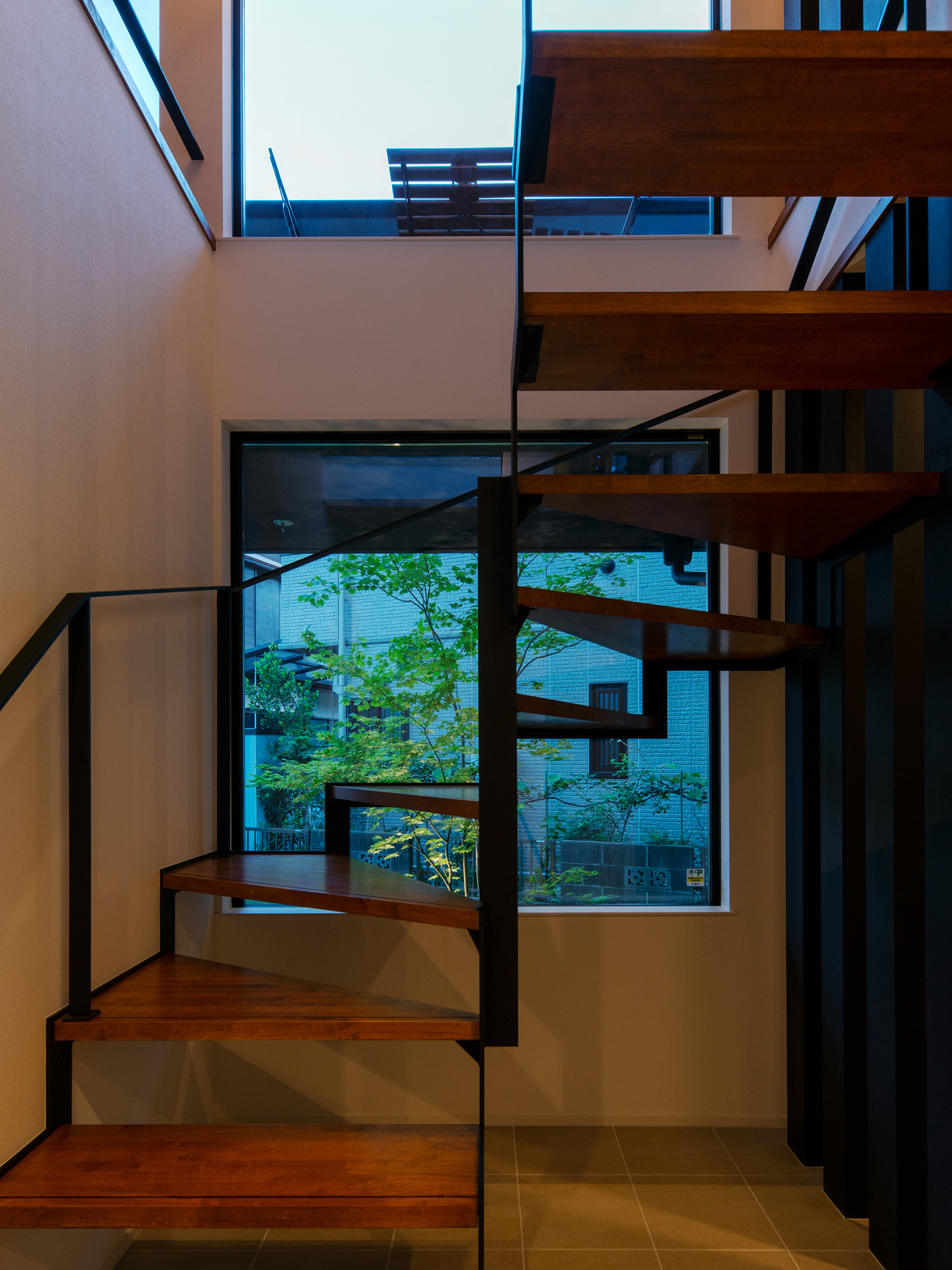 吹き抜けになったスケルトン階段部分・デザイン住宅 注文住宅・デザイン住宅建築実例_『CASE621 対角線上の家』_階段