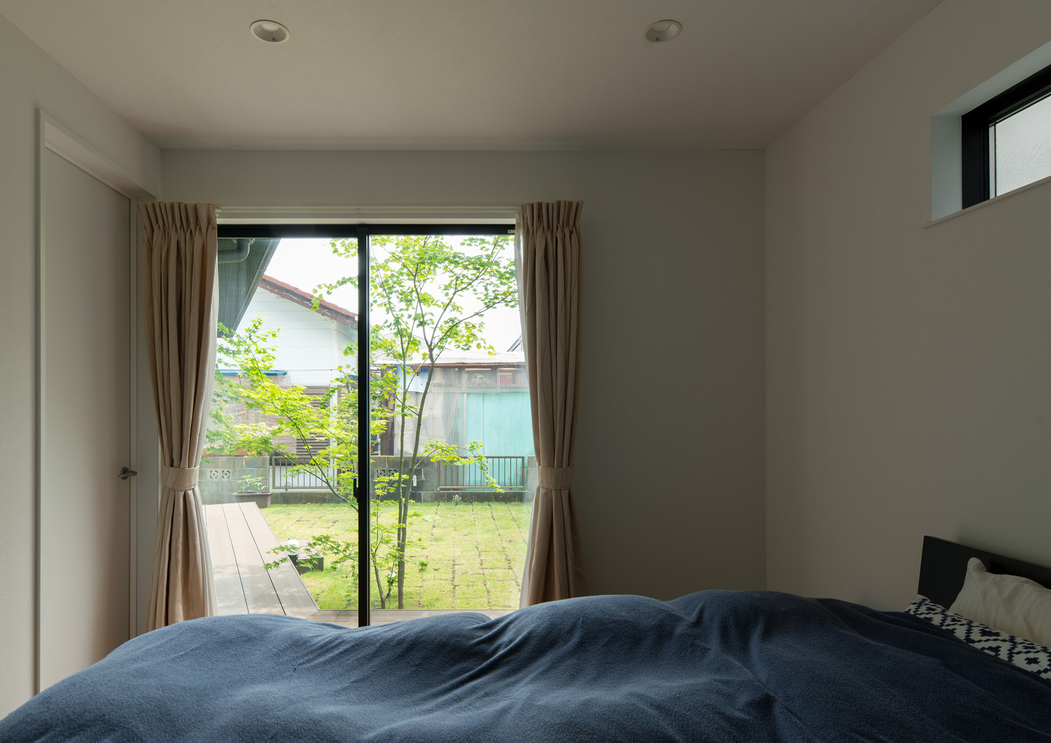 庭やシンボルツリーの様子が見える寝室・デザイン住宅 注文住宅・デザイン住宅建築実例_『CASE621 対角線上の家』_寝室