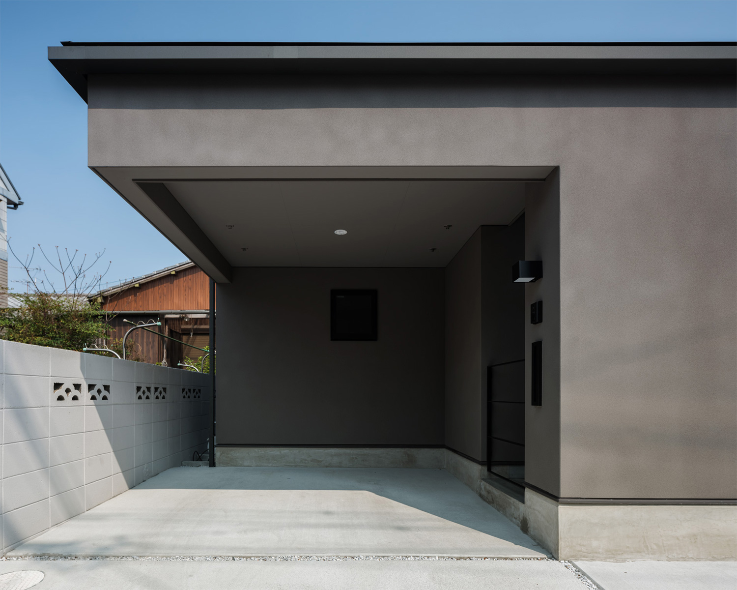 屋根付きの駐車スペースを作ったグレーの外壁の平屋住宅・デザイン住宅 注文住宅・デザイン住宅建築実例_『CASE622 fit』_外観