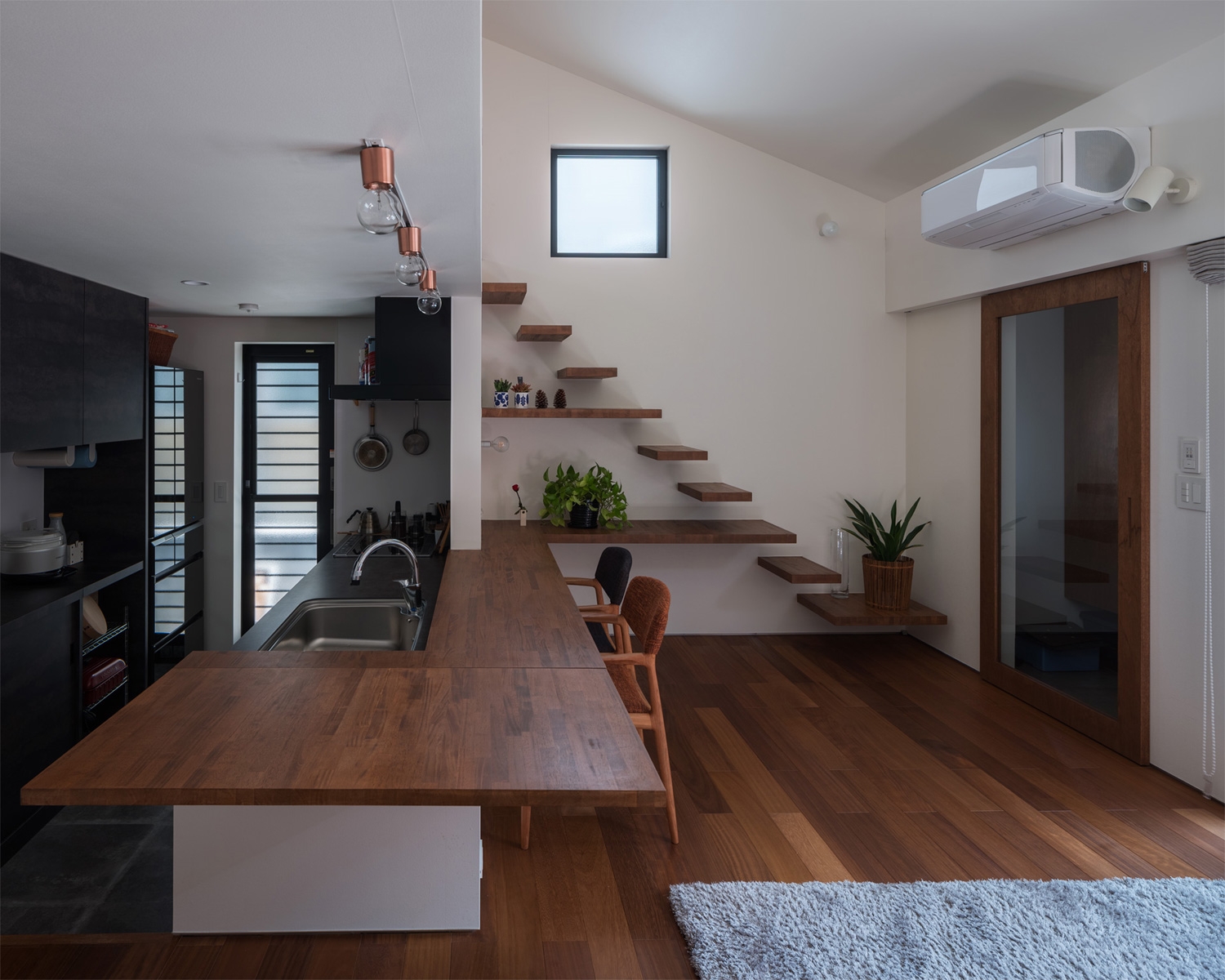 キッチンの周りに木製のカウンターを取り付けたフローリングのLDK・デザイン住宅 注文住宅・デザイン住宅建築実例_『CASE622 fit』_LDK