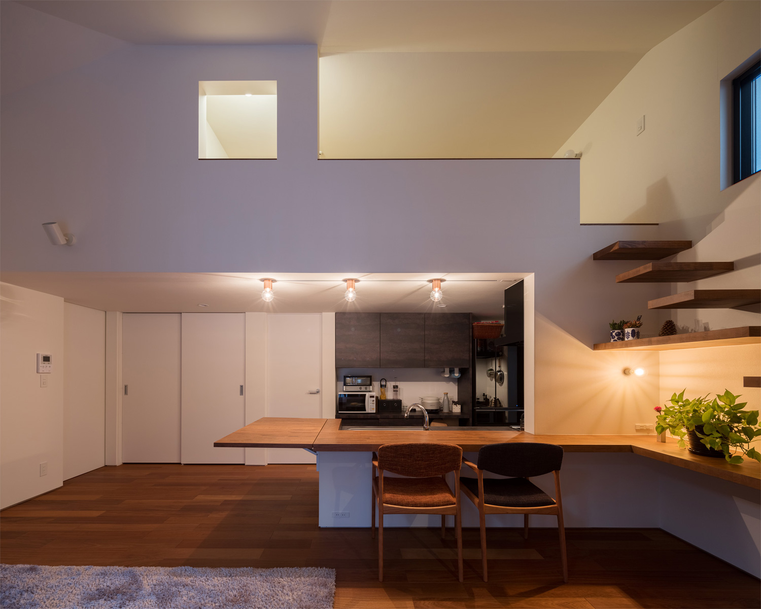 天井や壁に間接照明を取り付けた吹き抜けのLDK・デザイン住宅 注文住宅・デザイン住宅建築実例_『CASE622 fit』_LDK