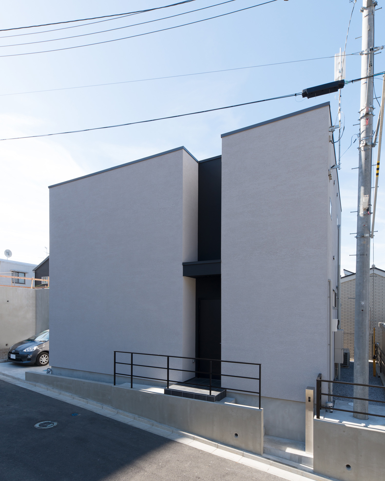 白いキューブ状の外壁に黒いスリットが入った外観の住宅・デザイン住宅 注文住宅・デザイン住宅建築実例_『CASE624 『7:3の家』』_外観