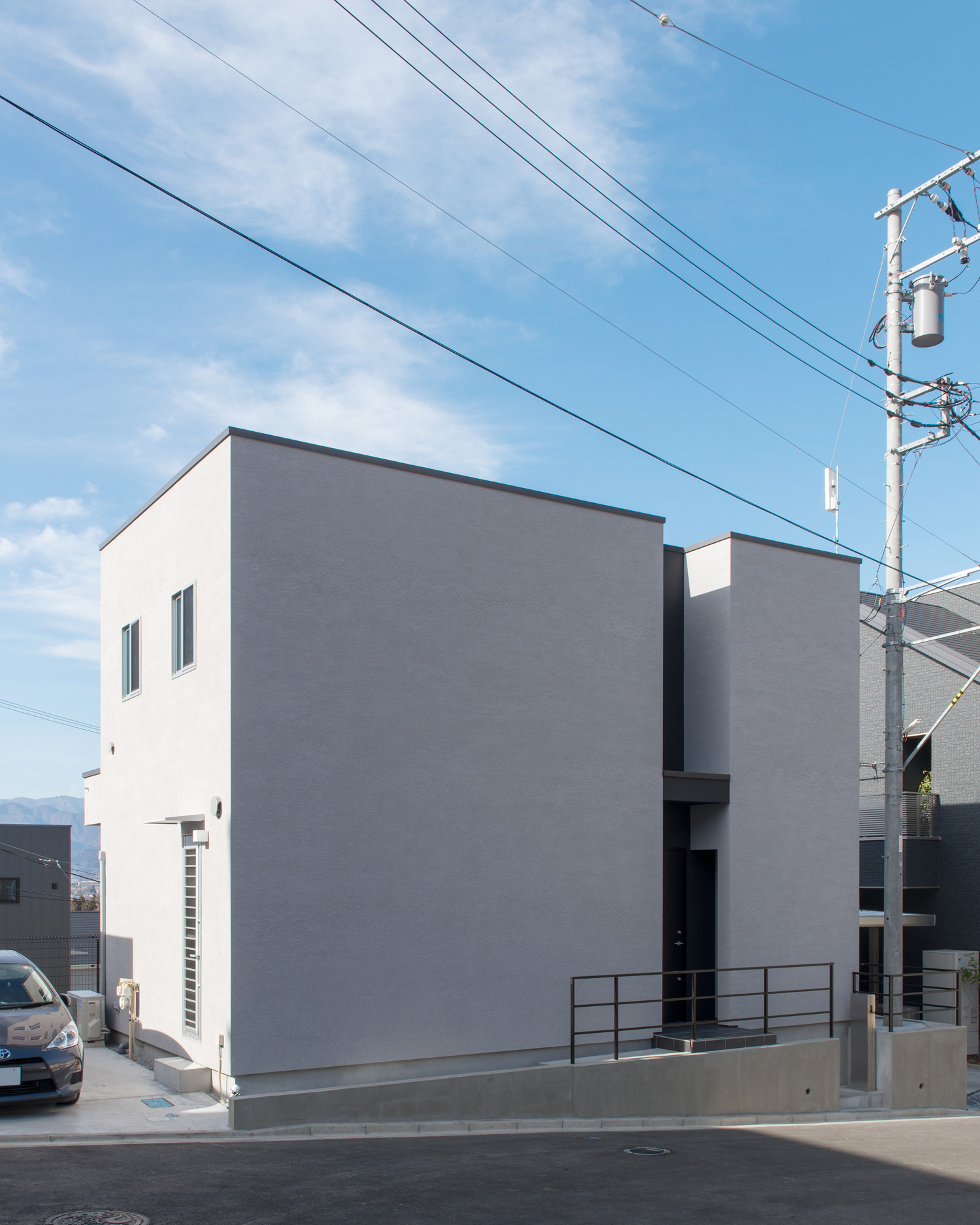 窓のない白いキューブ状の外観の住宅を斜めから見た様子・デザイン住宅 注文住宅・デザイン住宅建築実例_『CASE624 『7:3の家』』_外観