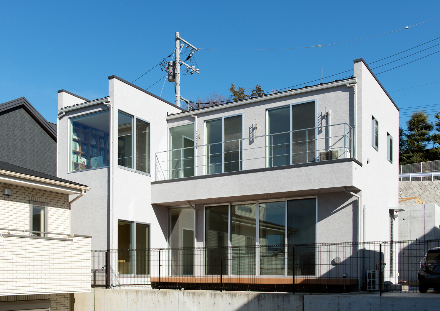 開口部を多く設けた白い外壁の住宅・デザイン住宅 注文住宅・デザイン住宅建築実例_『CASE624 『7:3の家』』_外観