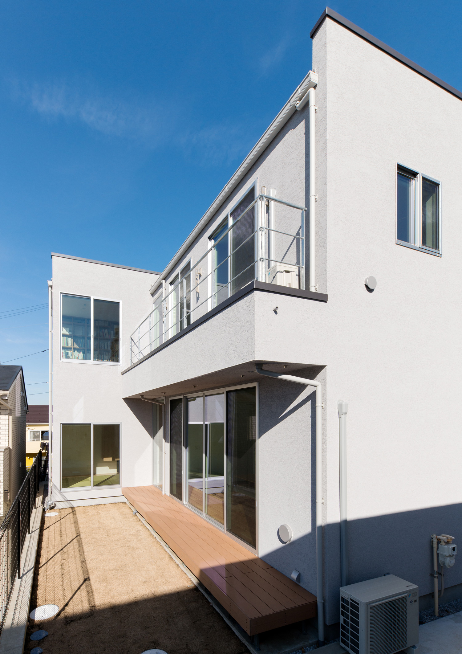 ウッドデッキの縁側と庭がある白い外壁の住宅・デザイン住宅 注文住宅・デザイン住宅建築実例_『CASE624 『7:3の家』』_外観