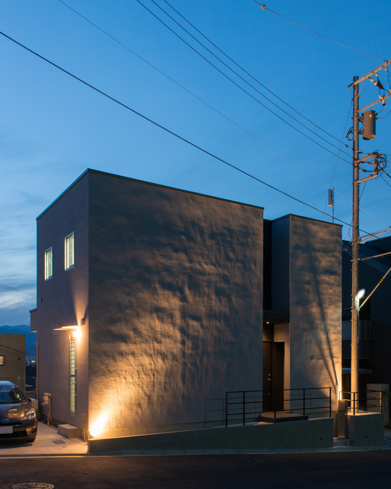 ライトアップされた白い外壁のキューブ状の住宅を斜めから見た様子・デザイン住宅 注文住宅・デザイン住宅建築実例_『CASE624 『7:3の家』』_外観