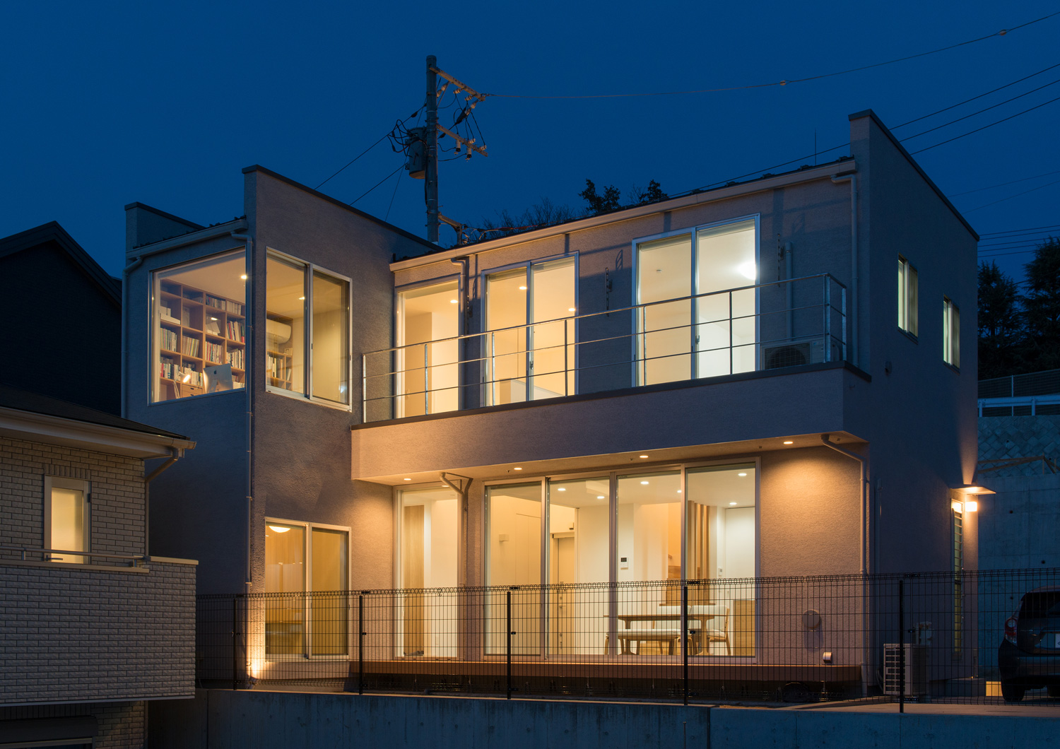 室内の光や軒天井の照明の光に照らされるキューブ状の外観の住まい・デザイン住宅 注文住宅・デザイン住宅建築実例_『CASE624 『7:3の家』』_外観