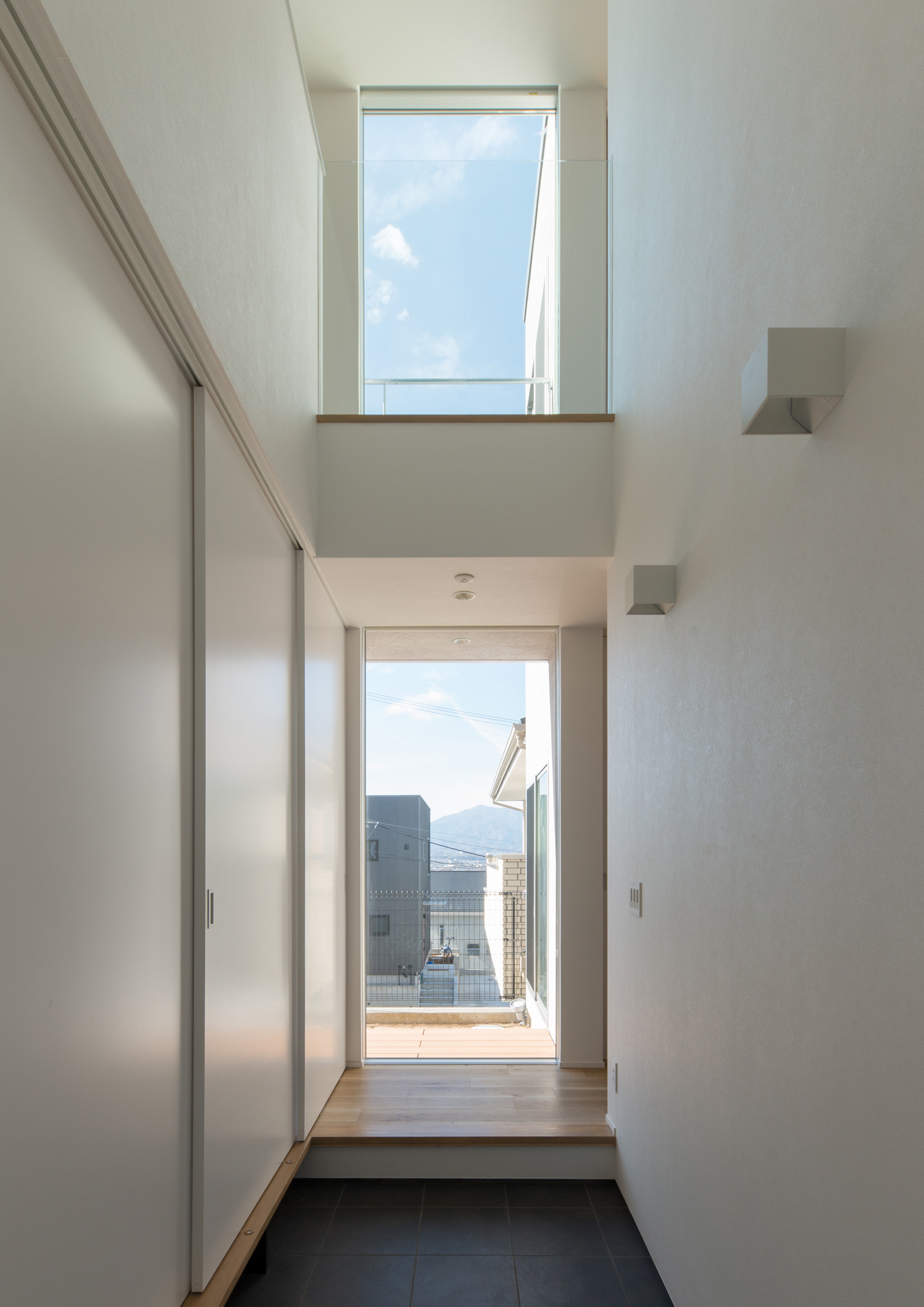 正面に窓がある吹き抜けの玄関・デザイン住宅 注文住宅・デザイン住宅建築実例_『CASE624 『7:3の家』』_玄関