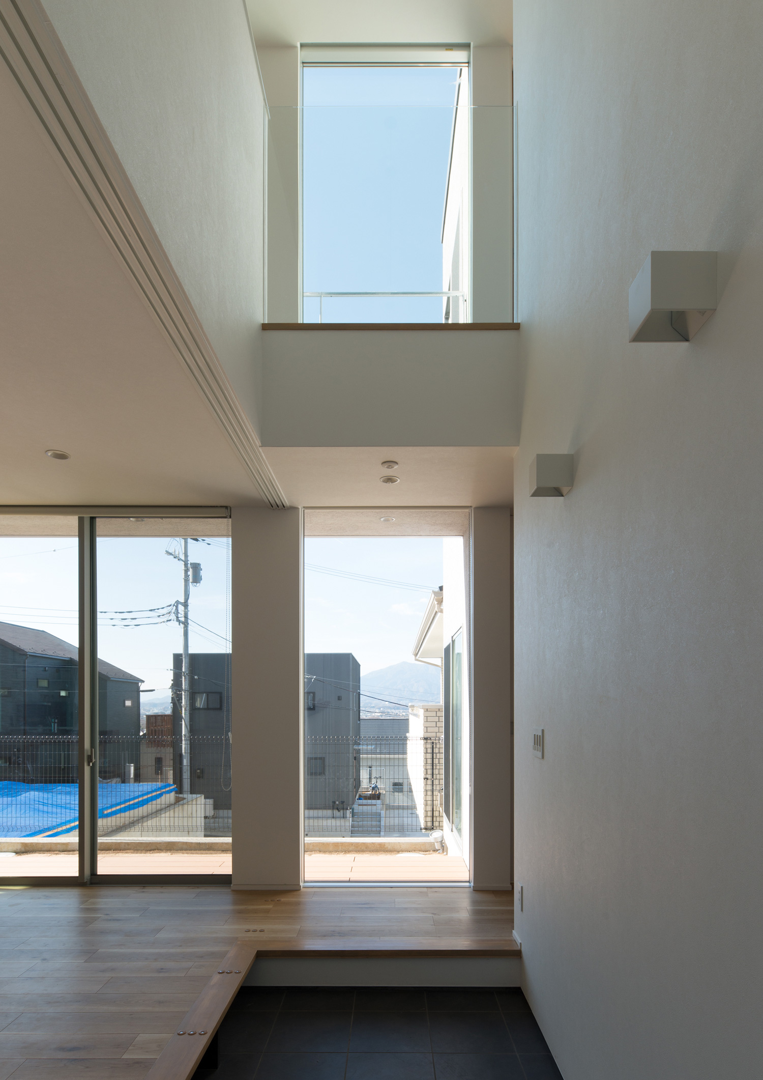 大開口窓のある室内と繋がる吹き抜けの玄関・デザイン住宅 注文住宅・デザイン住宅建築実例_『CASE624 『7:3の家』』_玄関