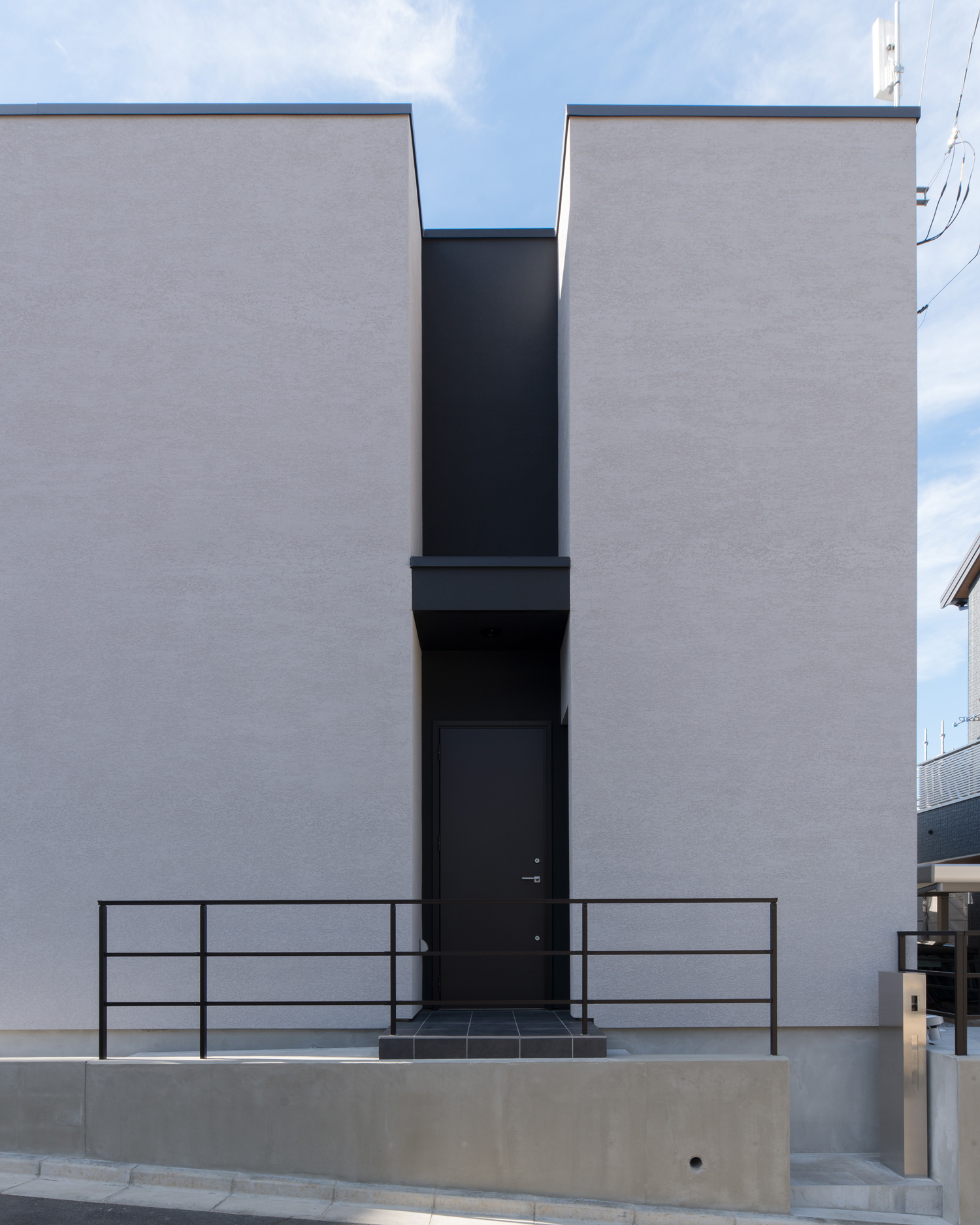 白い外壁の中に黒いスリットが設けられたデザインの外観・デザイン住宅 注文住宅・デザイン住宅建築実例_『CASE624 『7:3の家』』_外観