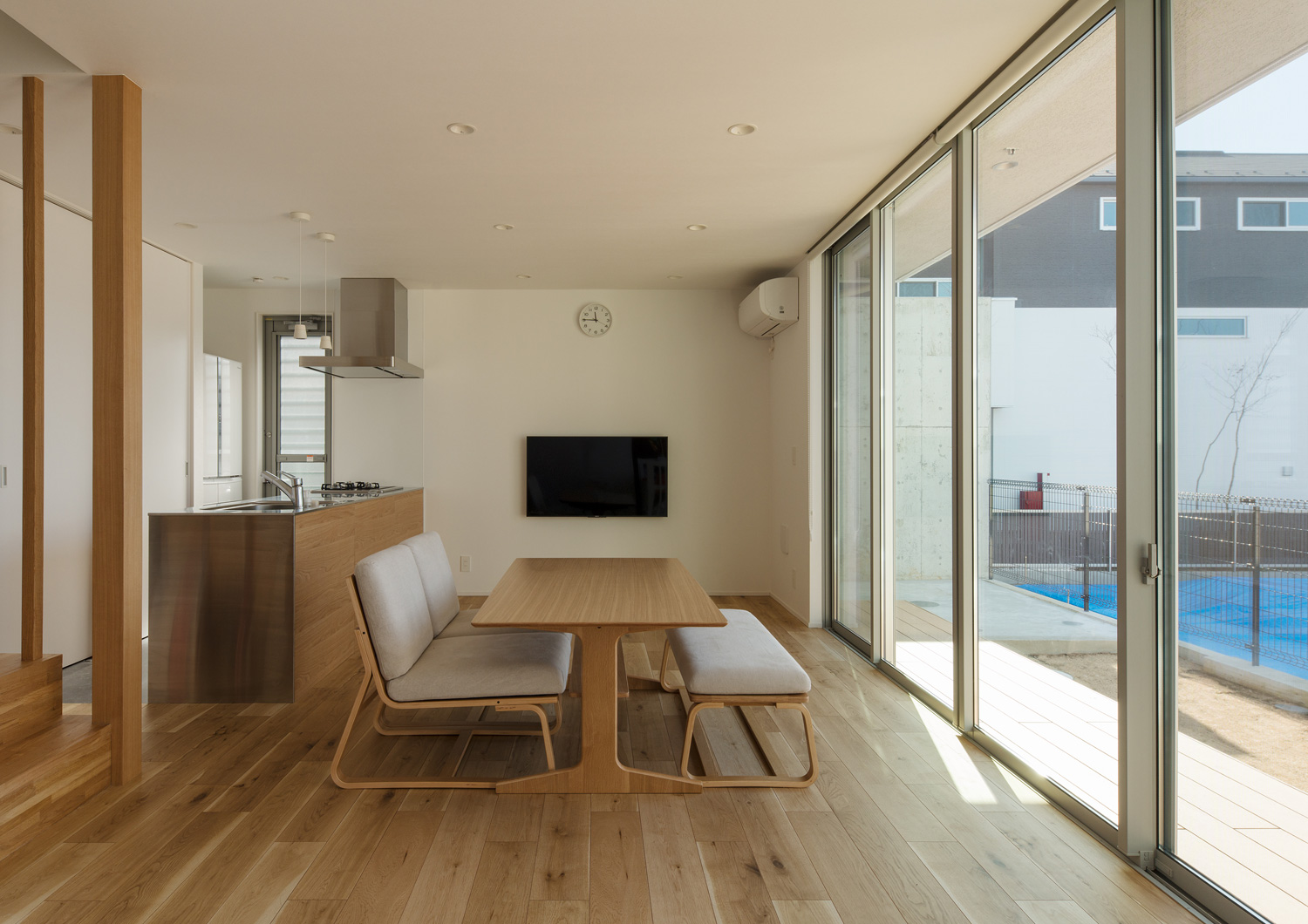 縁側に面した大開口窓のあるフローリングのLDK・デザイン住宅 注文住宅・デザイン住宅建築実例_『CASE624 『7:3の家』』_LDK