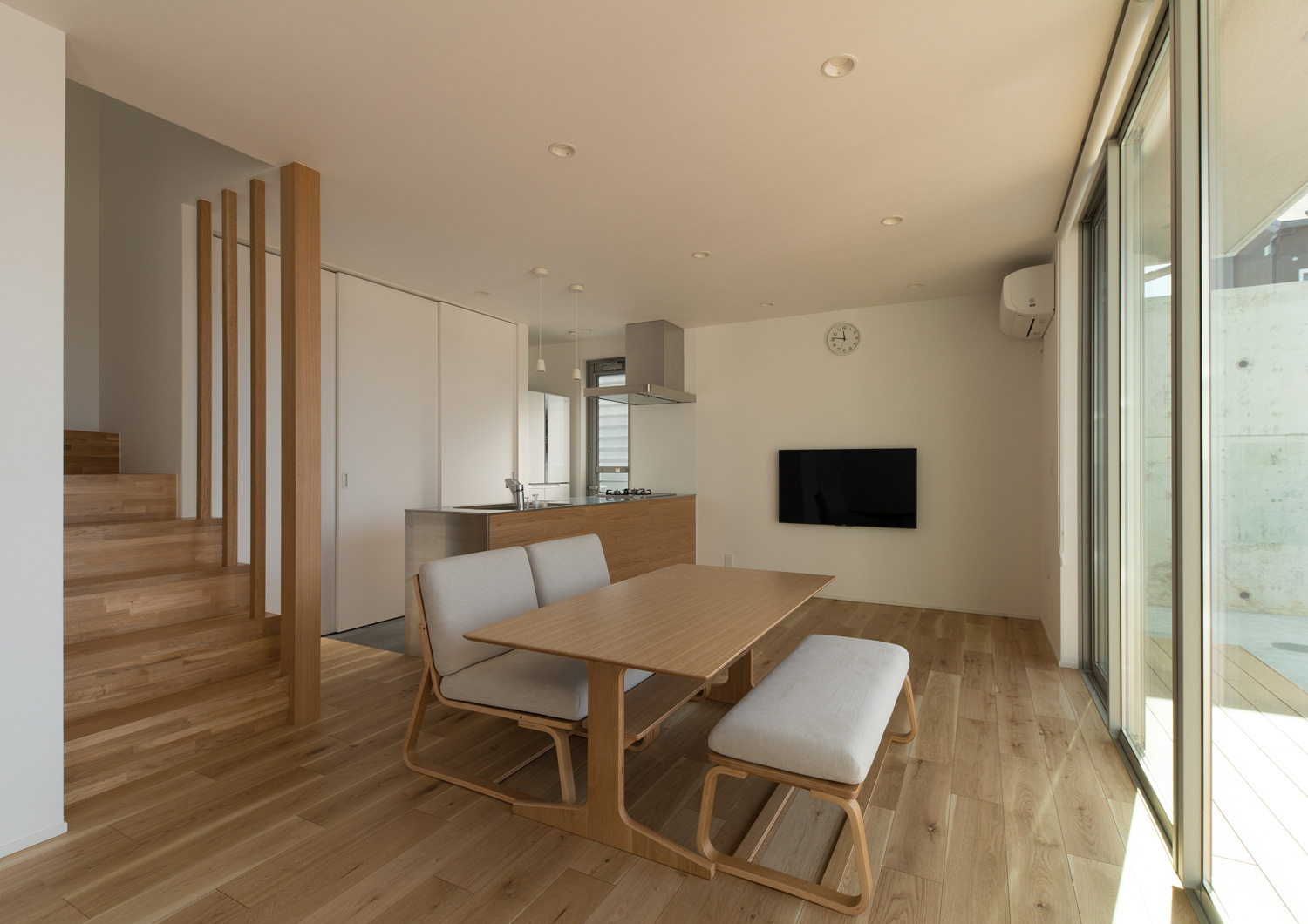 縁側に面して木のテーブルと椅子が置かれたLDK・デザイン住宅 注文住宅・デザイン住宅建築実例_『CASE624 『7:3の家』』_LDK