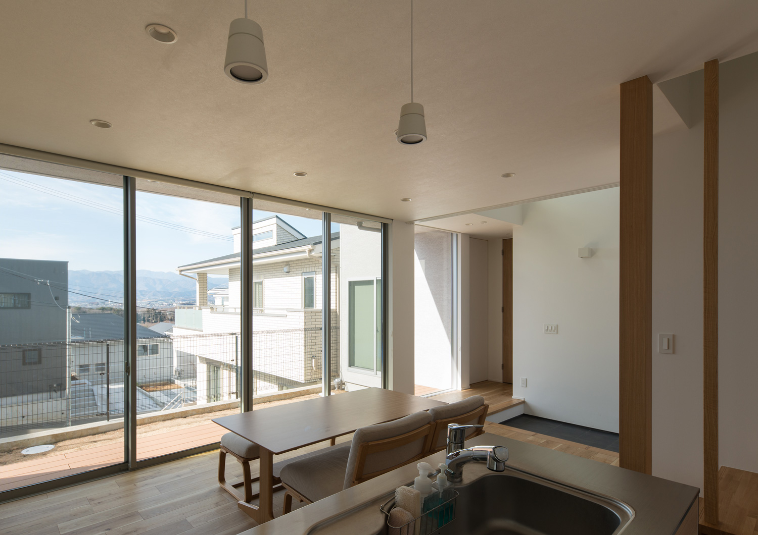 大開口窓から周囲の景色が見渡せるLDK・デザイン住宅 注文住宅・デザイン住宅建築実例_『CASE624 『7:3の家』』_LDK