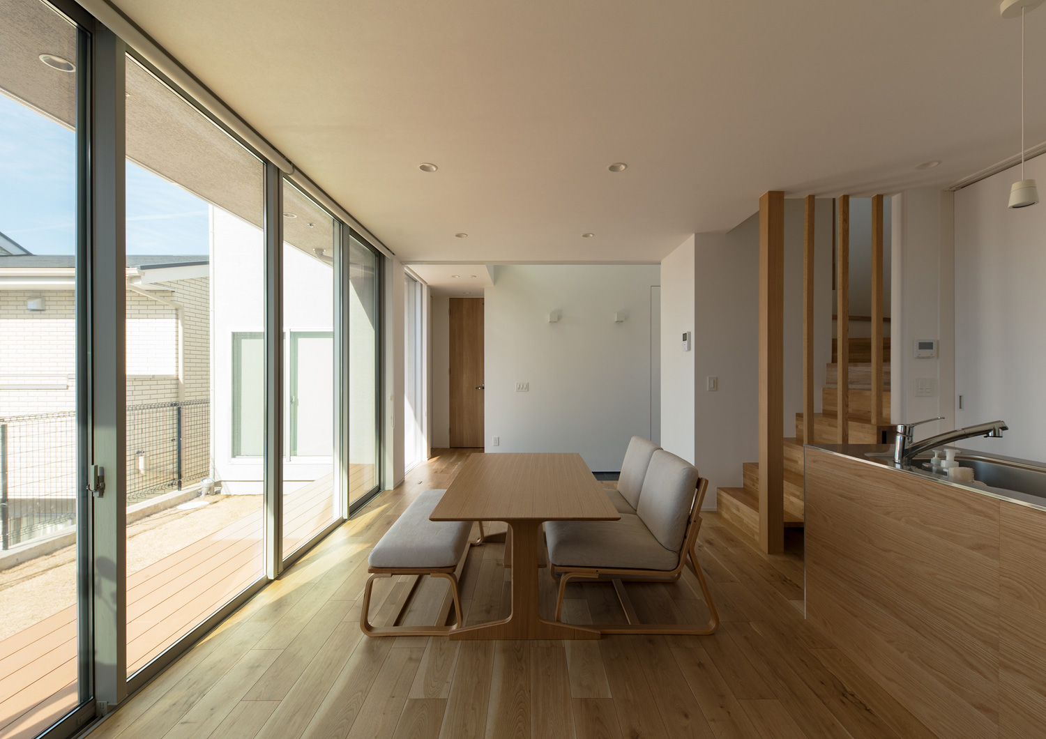 木のダイニングテーブルとセットになったソファーとベンチがあるLDK・デザイン住宅 注文住宅・デザイン住宅建築実例_『CASE624 『7:3の家』』_LDK