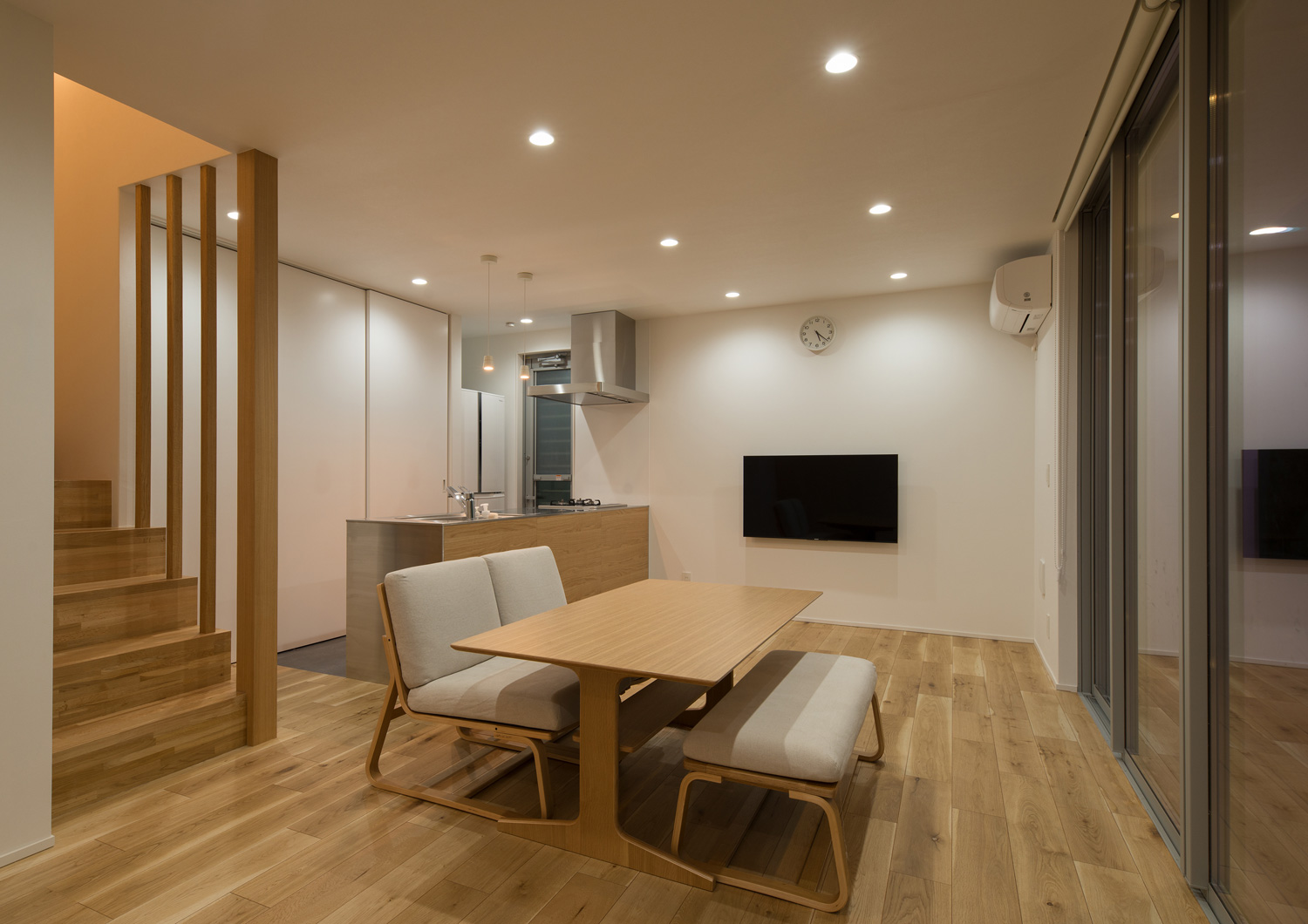 天井にダウンライトが取り付けられたフローリングのLDK・デザイン住宅 注文住宅・デザイン住宅建築実例_『CASE624 『7:3の家』』_LDK