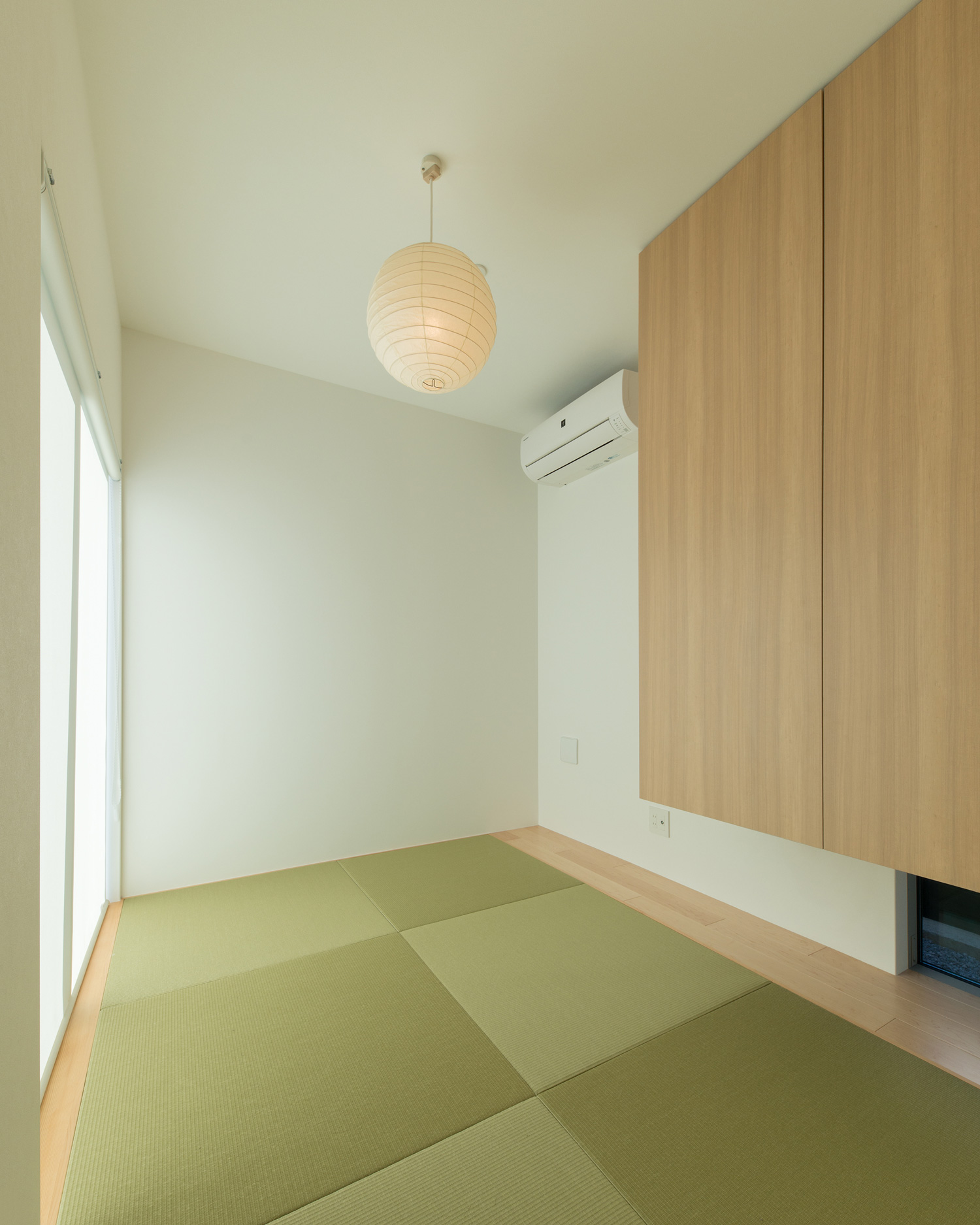 丸い間接照明が取り付けられた琉球畳の和室 注文住宅・デザイン住宅建築実例_『CASE624 『7:3の家』』_和室