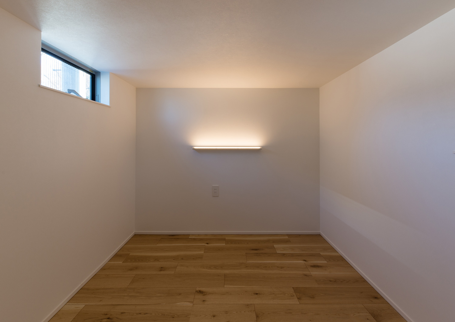 壁に線状の間接照明を取り付けたフローリングの個室・デザイン住宅 注文住宅・デザイン住宅建築実例_『CASE624 『7:3の家』』_寝室