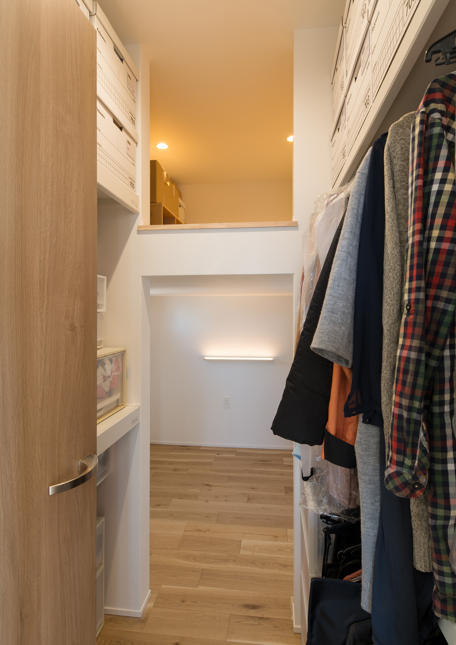 ロフト収納を設けたウォークインクローゼット・デザイン住宅 注文住宅・デザイン住宅建築実例_『CASE624 『7:3の家』』_寝室