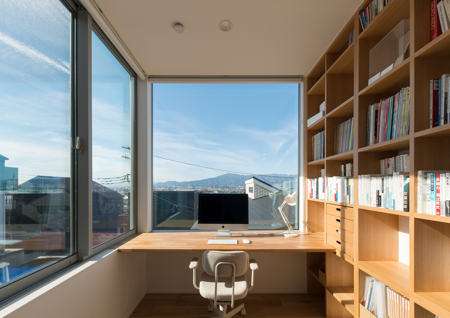 二方向に窓があり、窓に面した机がある書斎・デザイン住宅 注文住宅・デザイン住宅建築実例_『CASE624 『7:3の家』』_書斎